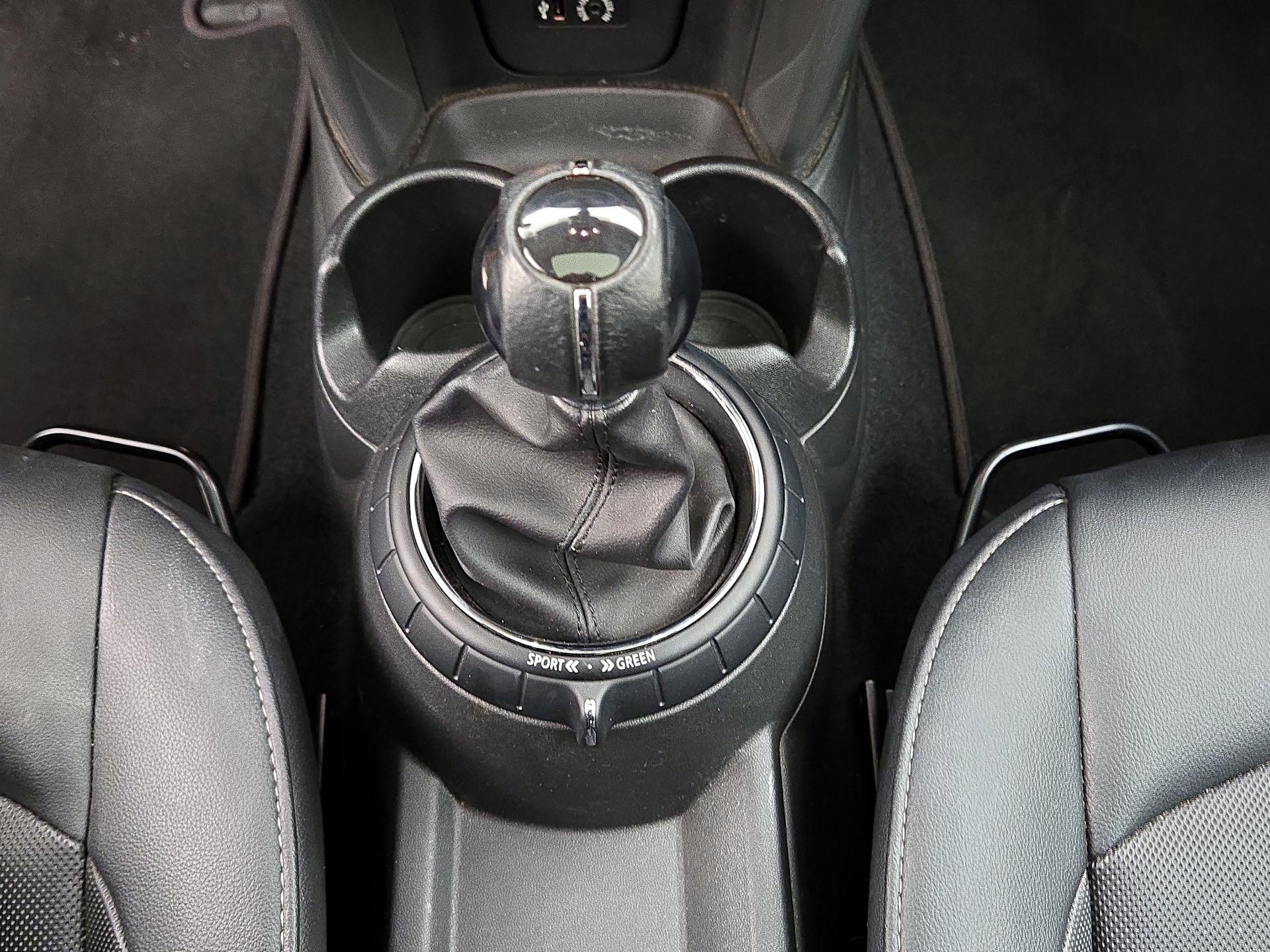 Thumbnail: 2015 MINI Cooper Hardtop - 15