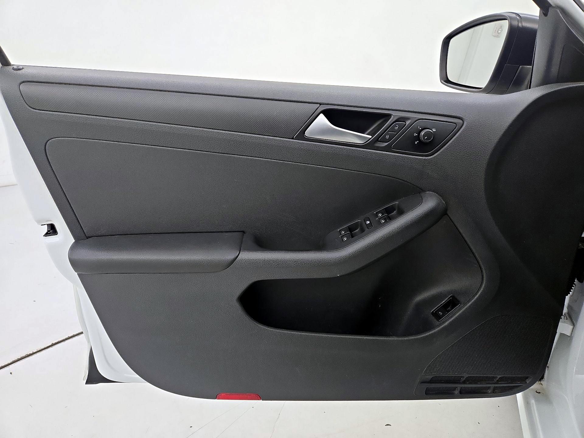 Thumbnail: 2016 Volkswagen Jetta - 12
