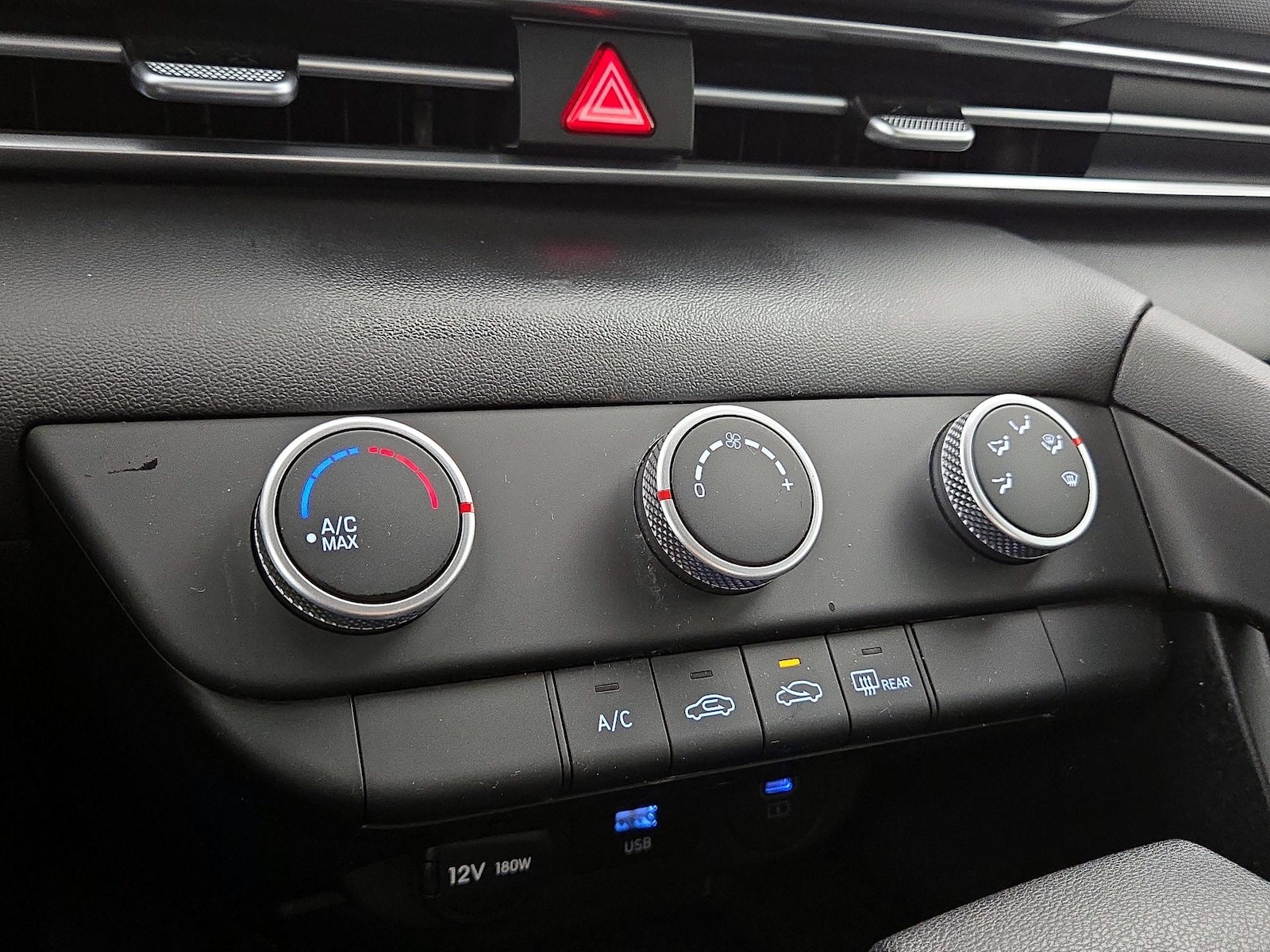 2024 Hyundai Elantra SE - Photo 17