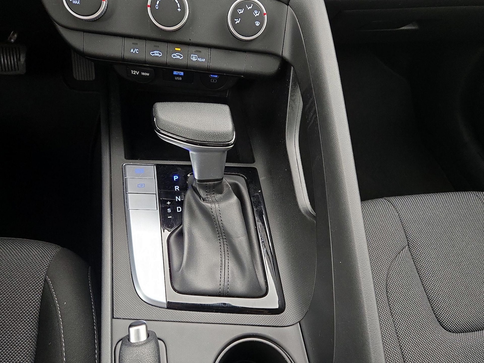 2024 Hyundai Elantra SE - Photo 18