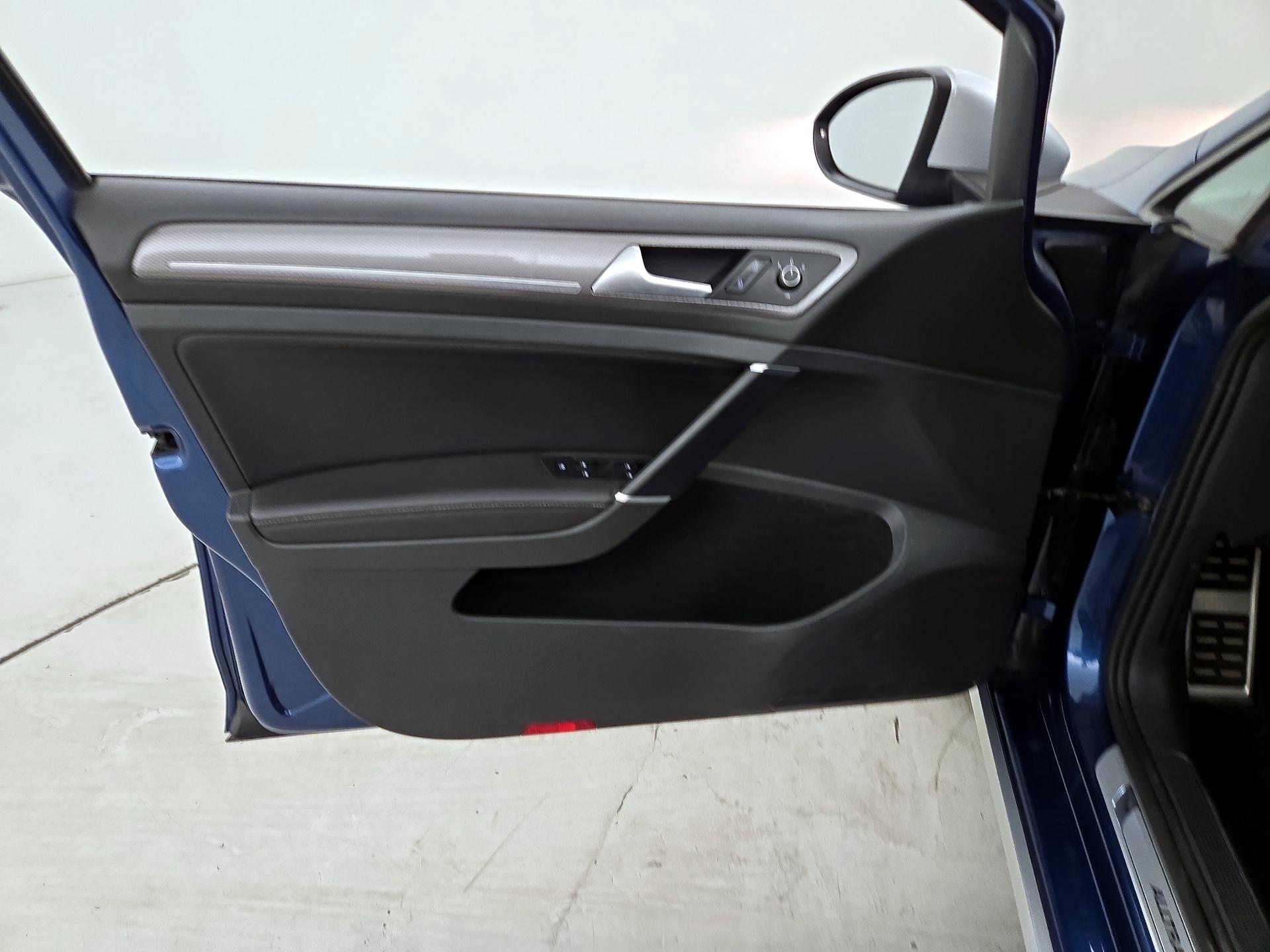 Thumbnail: 2017 Volkswagen Golf - 12