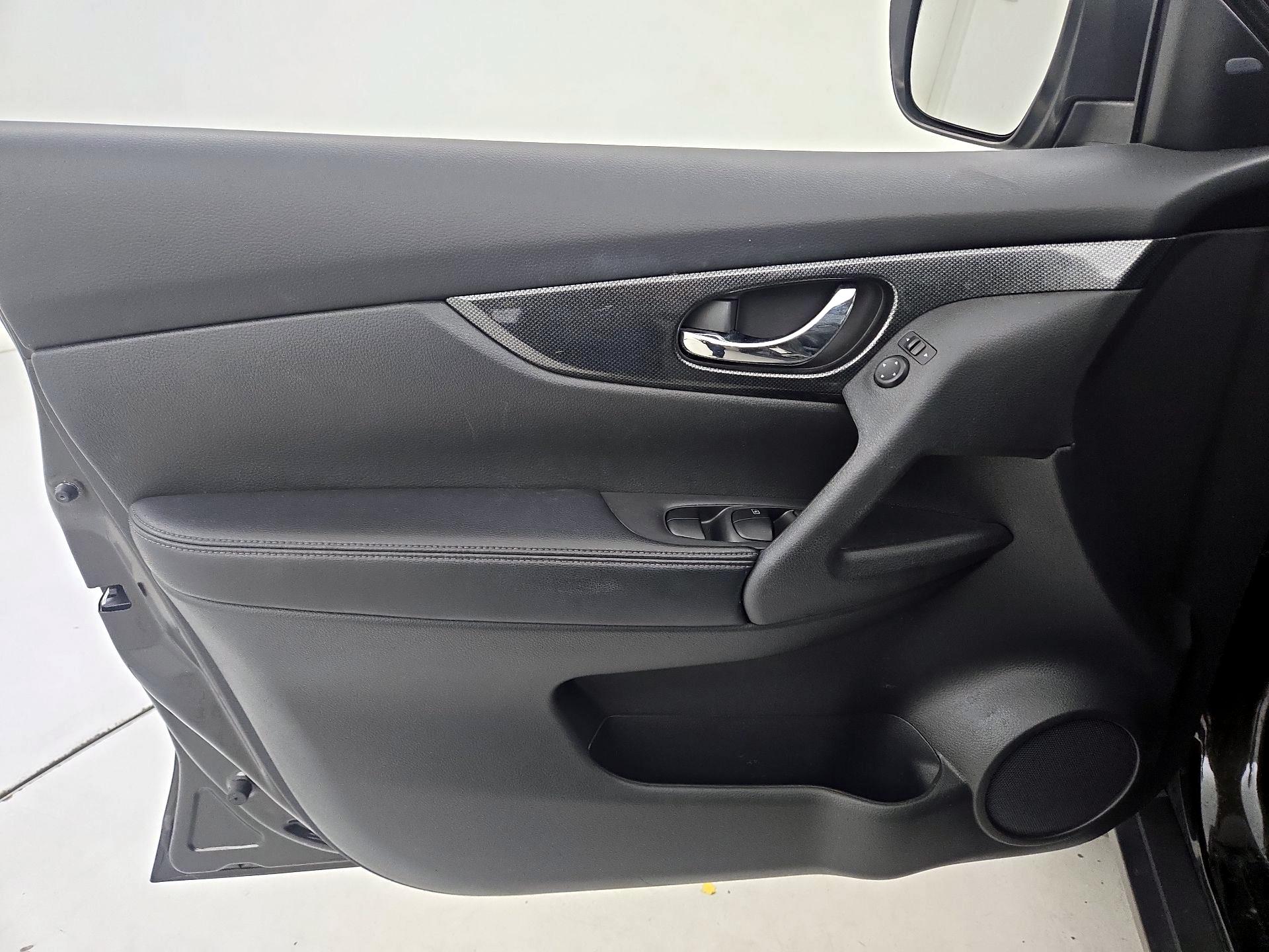 Thumbnail: 2016 Nissan Rogue - 12
