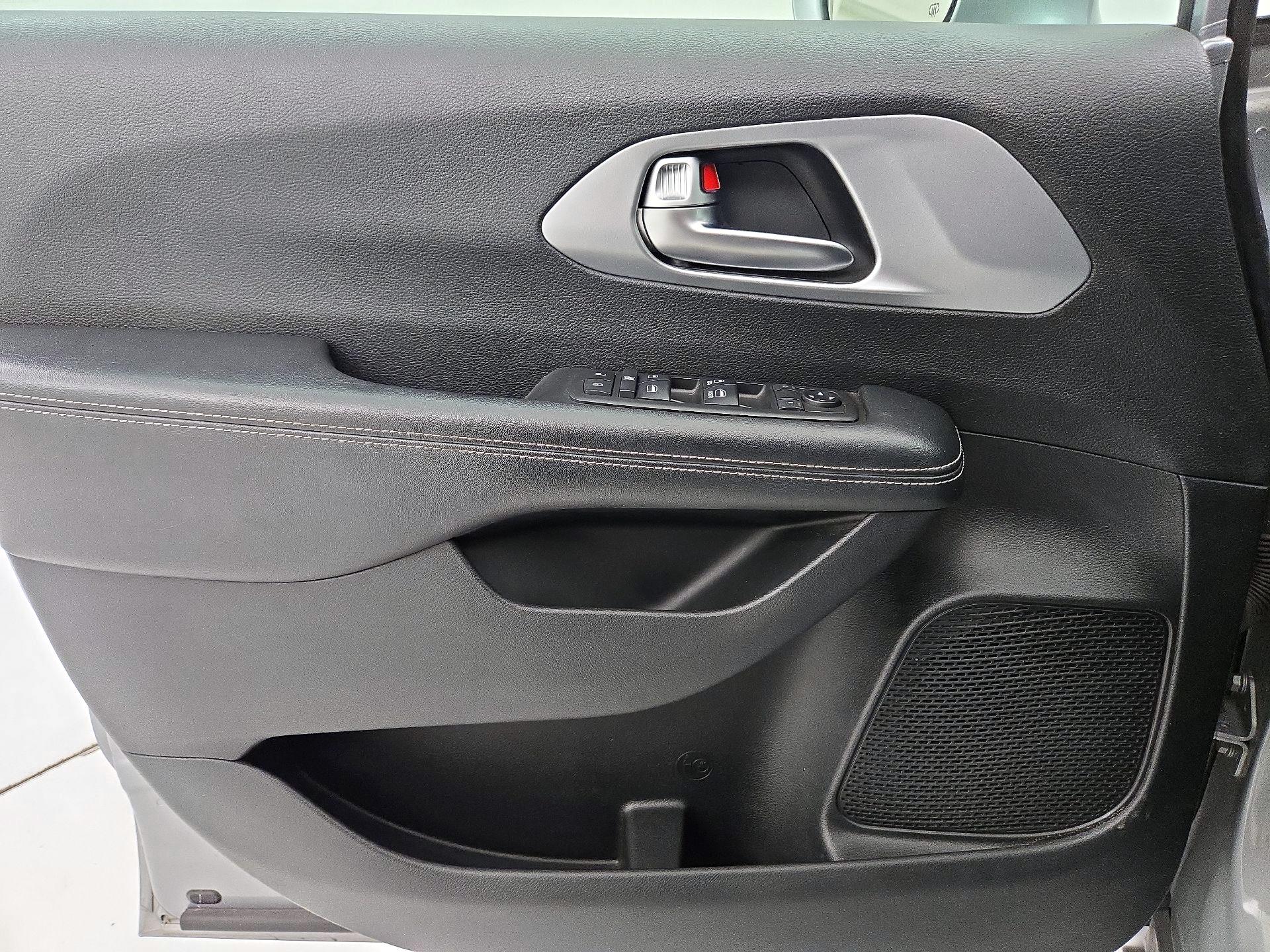 Thumbnail: 2019 Chrysler Pacifica - 12