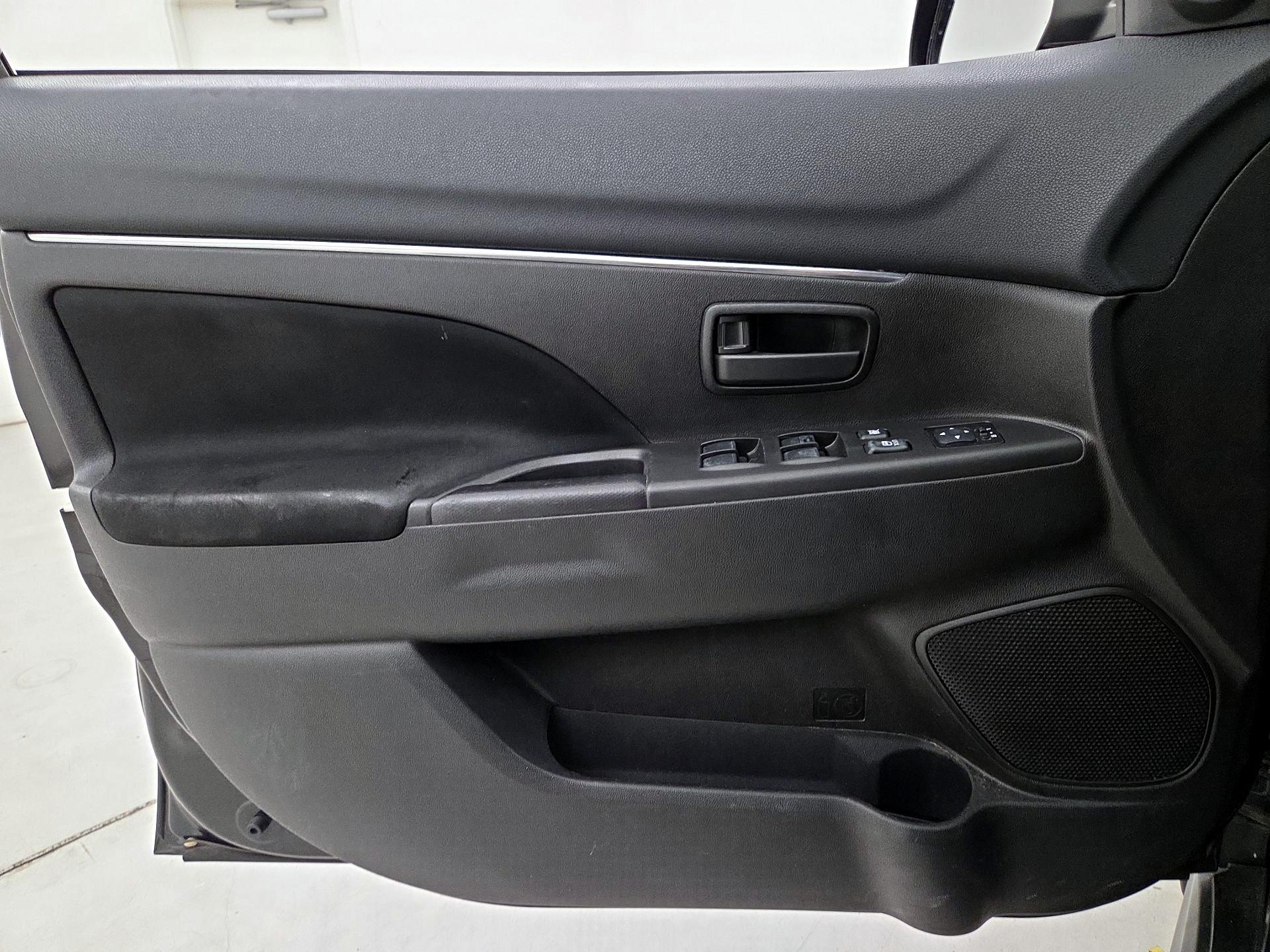 Thumbnail: 2015 Mitsubishi Outlander Sport - 12