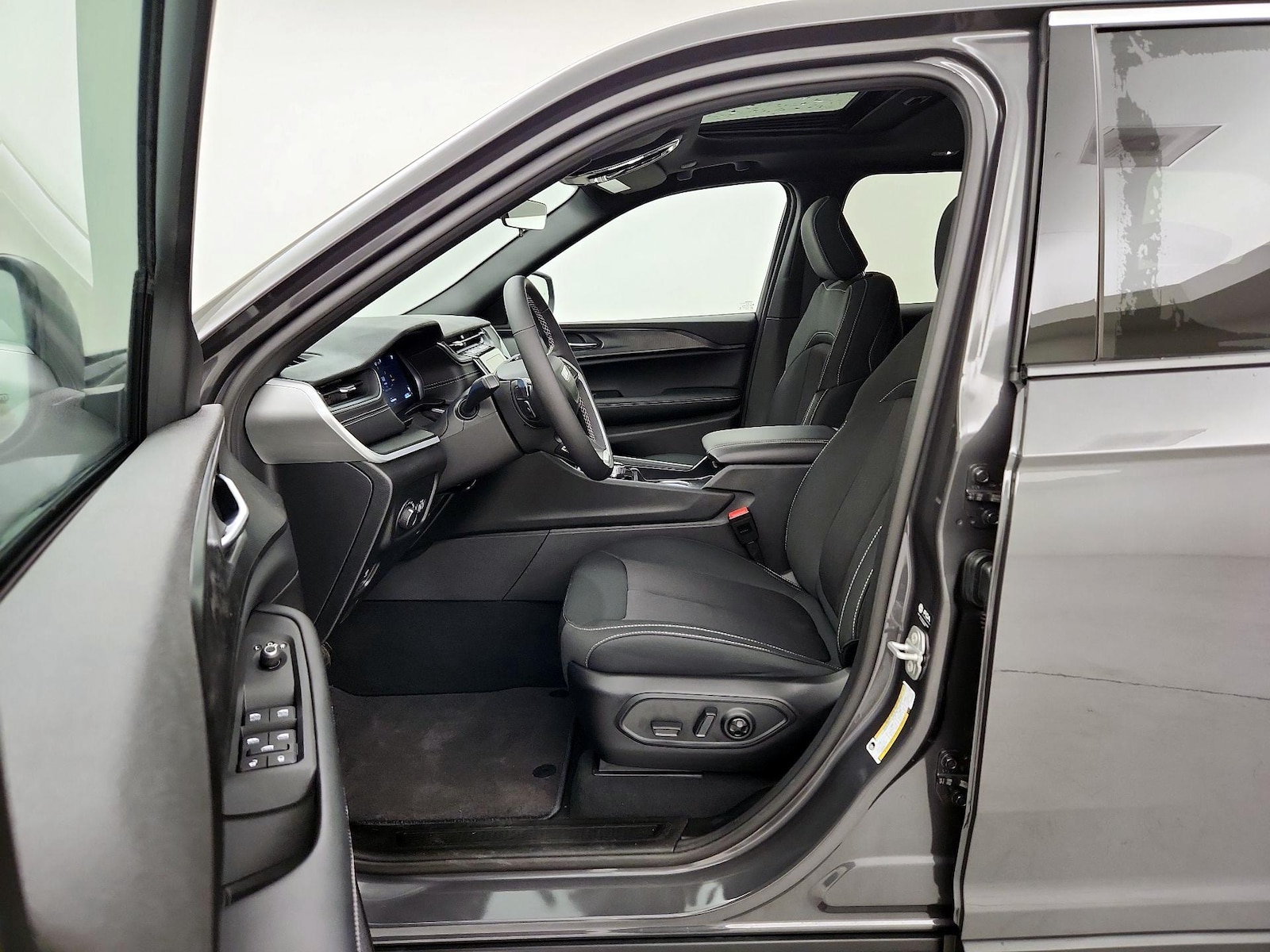 2025 Jeep Grand Cherokee Laredo - Photo 12