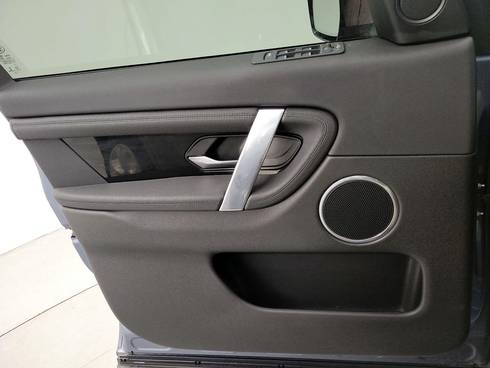 Thumbnail: 2021 Land Rover Discovery Sport - 12