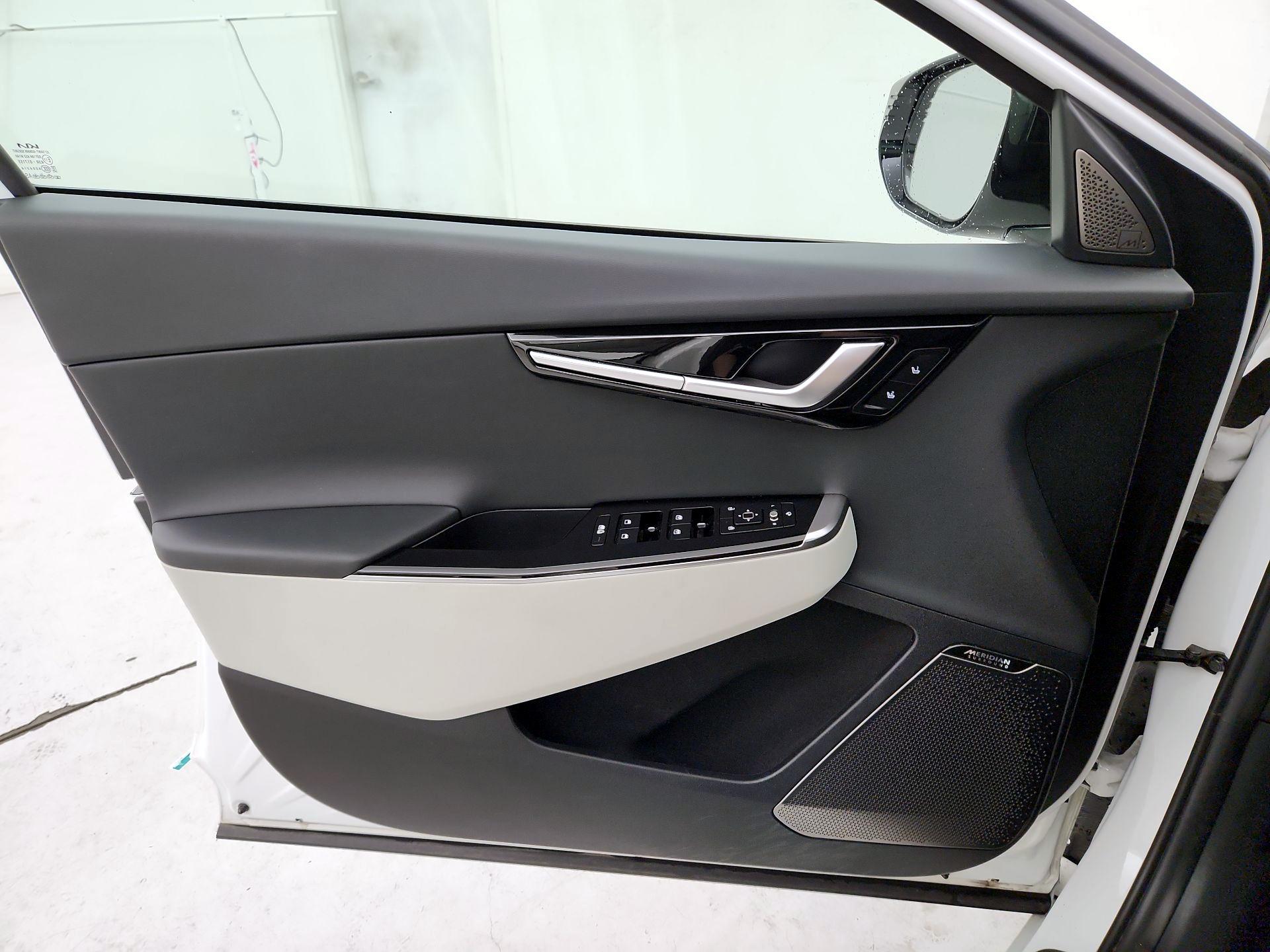 Thumbnail: 2022 Kia EV6 - 12