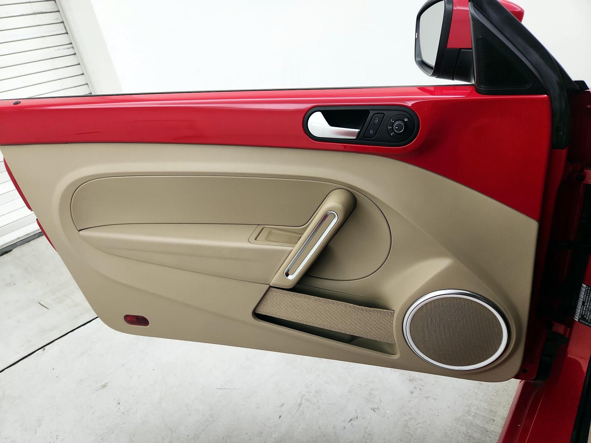 Thumbnail: 2015 Volkswagen Beetle - 12