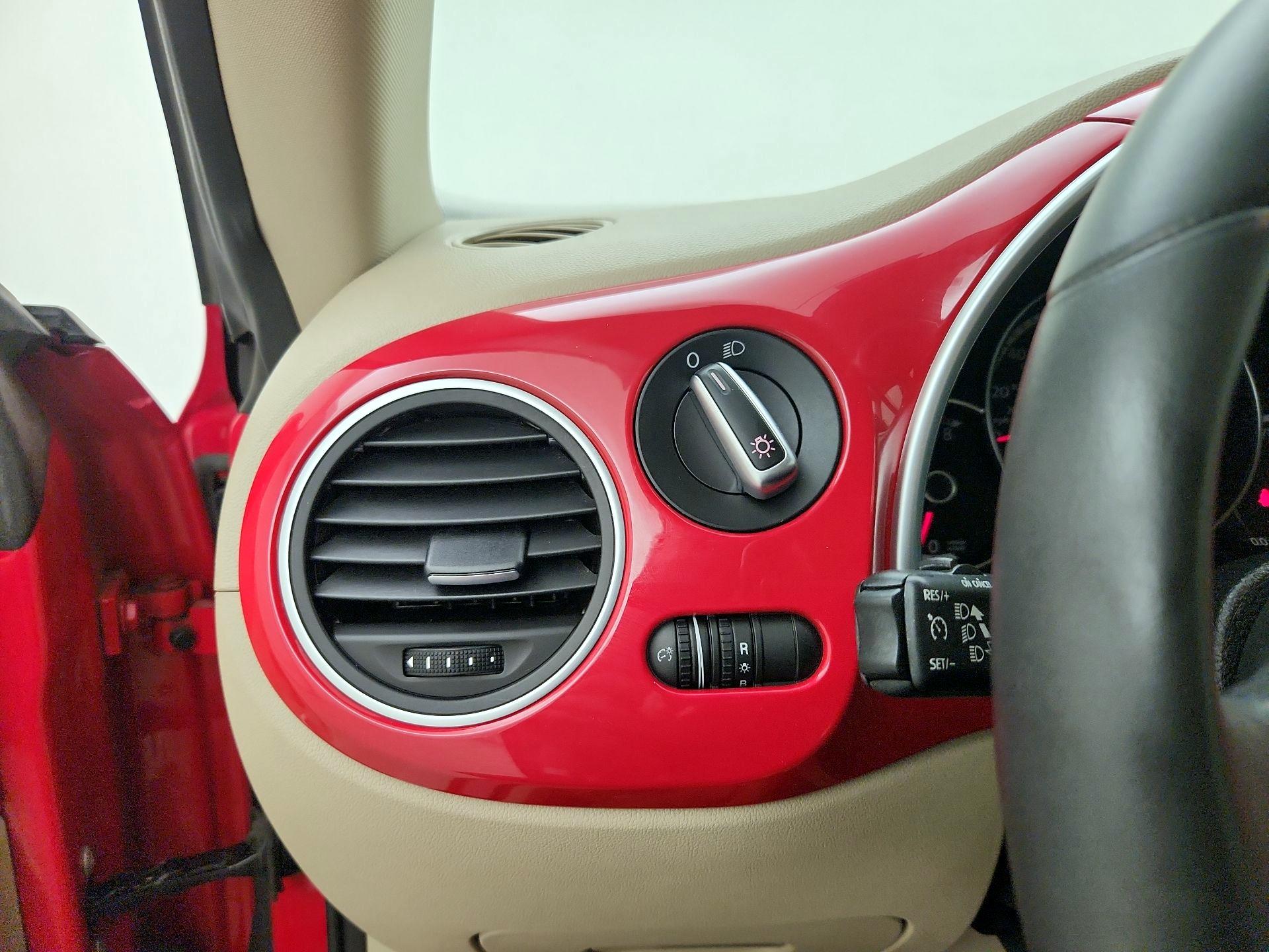 Thumbnail: 2015 Volkswagen Beetle - 13