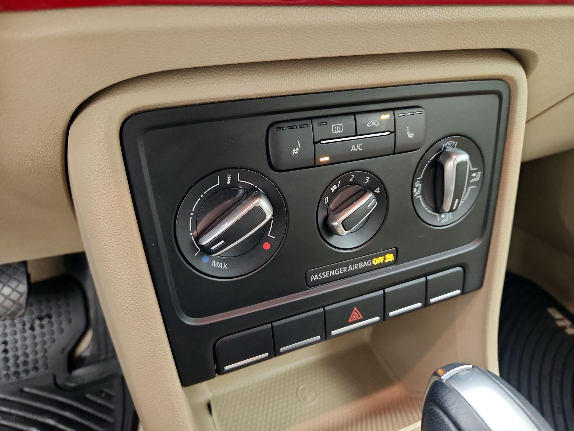 Thumbnail: 2015 Volkswagen Beetle - 16