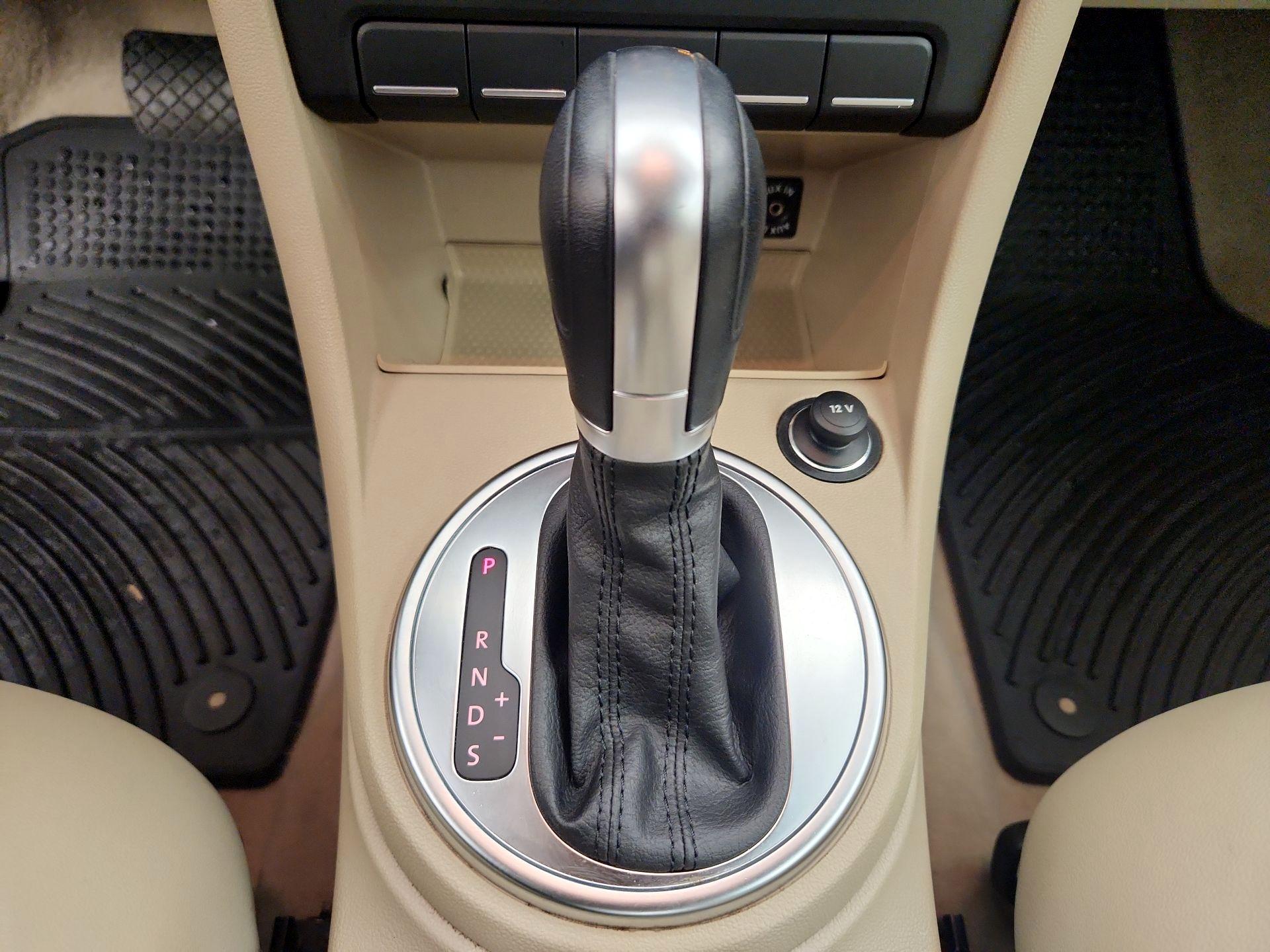 Thumbnail: 2015 Volkswagen Beetle - 17