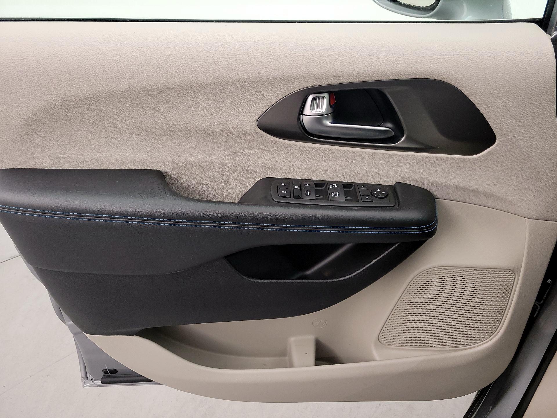 Thumbnail: 2021 Chrysler Pacifica - 12