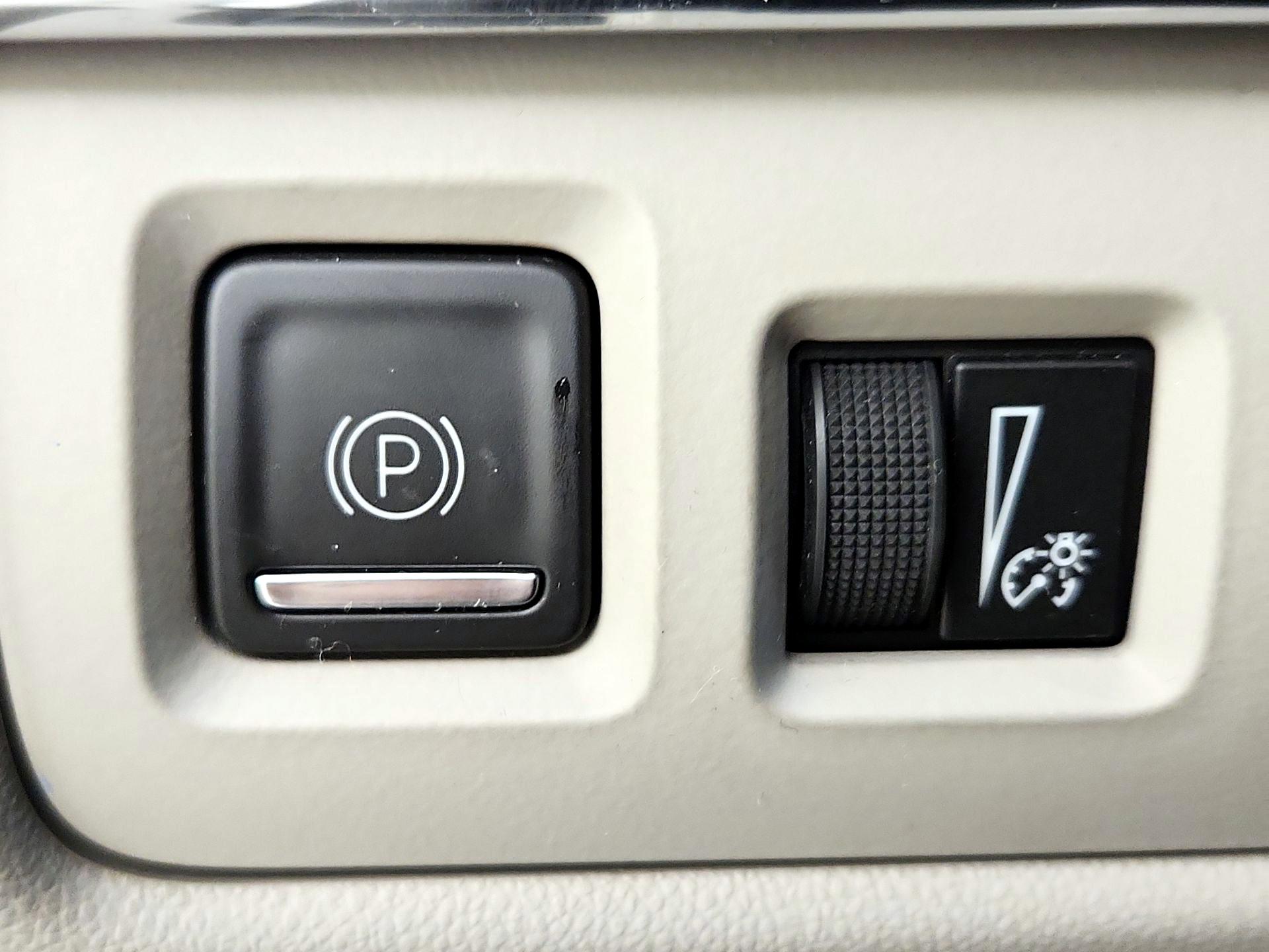 Thumbnail: 2023 Cadillac XT4 - 13