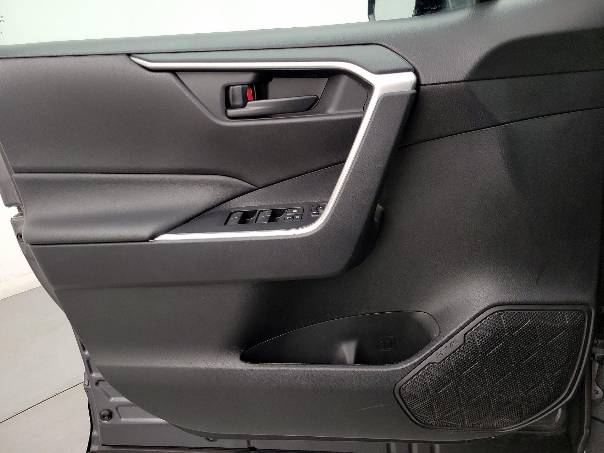 Thumbnail: 2020 Toyota RAV4 - 12