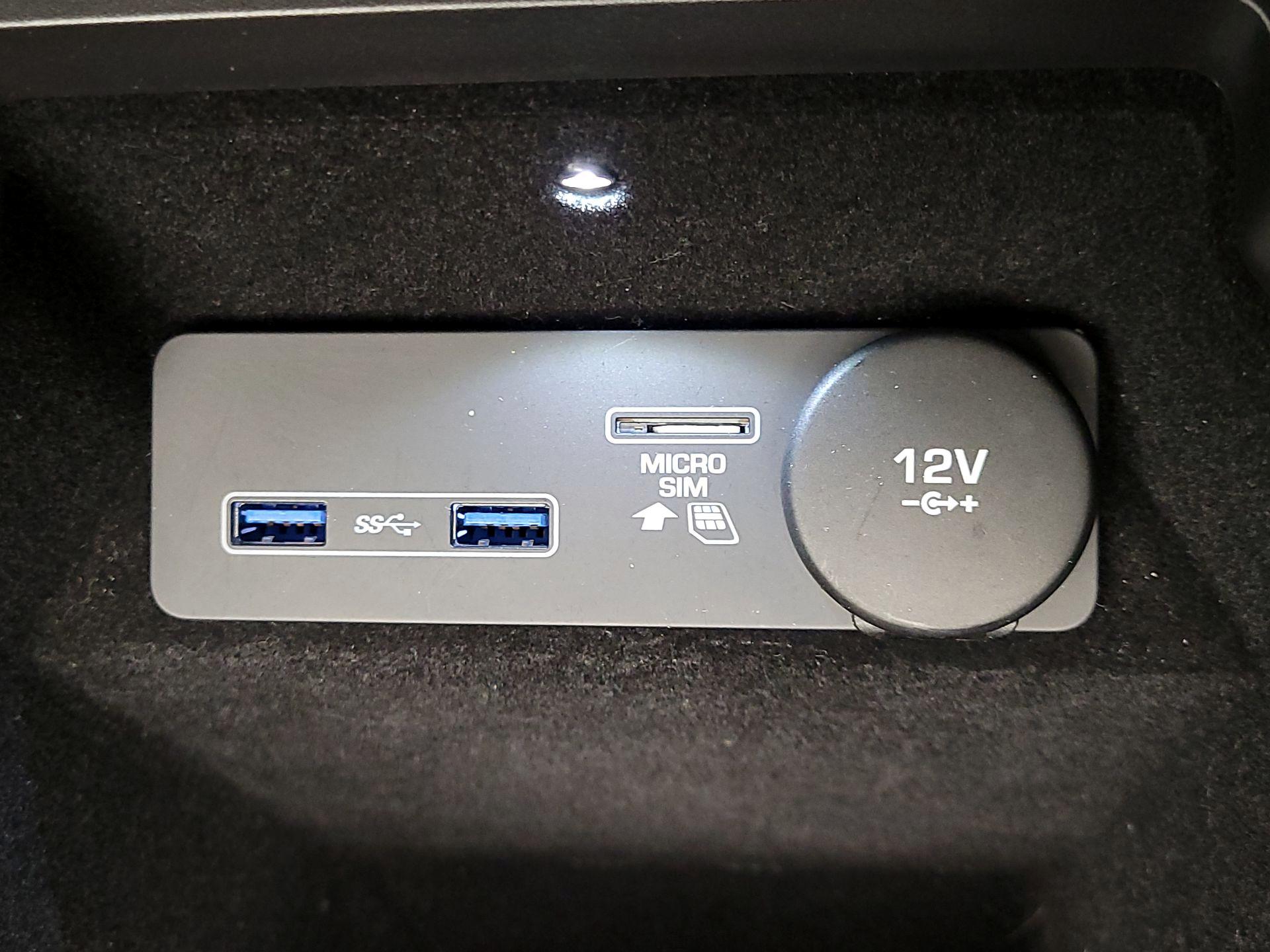 Thumbnail: 2018 Jaguar E-Pace - 19