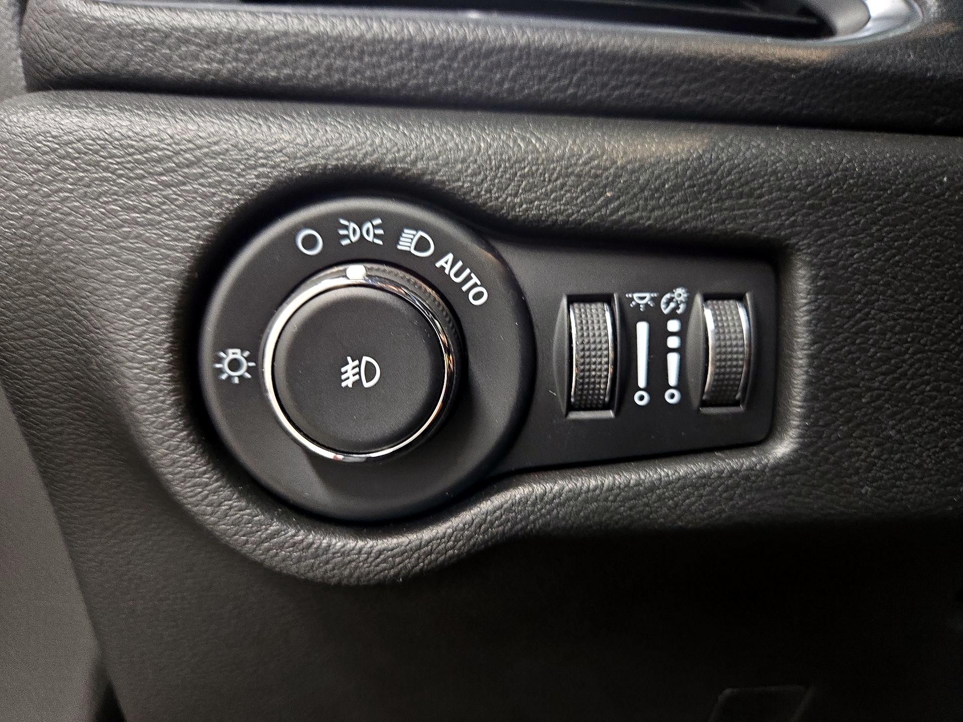 Thumbnail: 2023 Chrysler Pacifica - 13