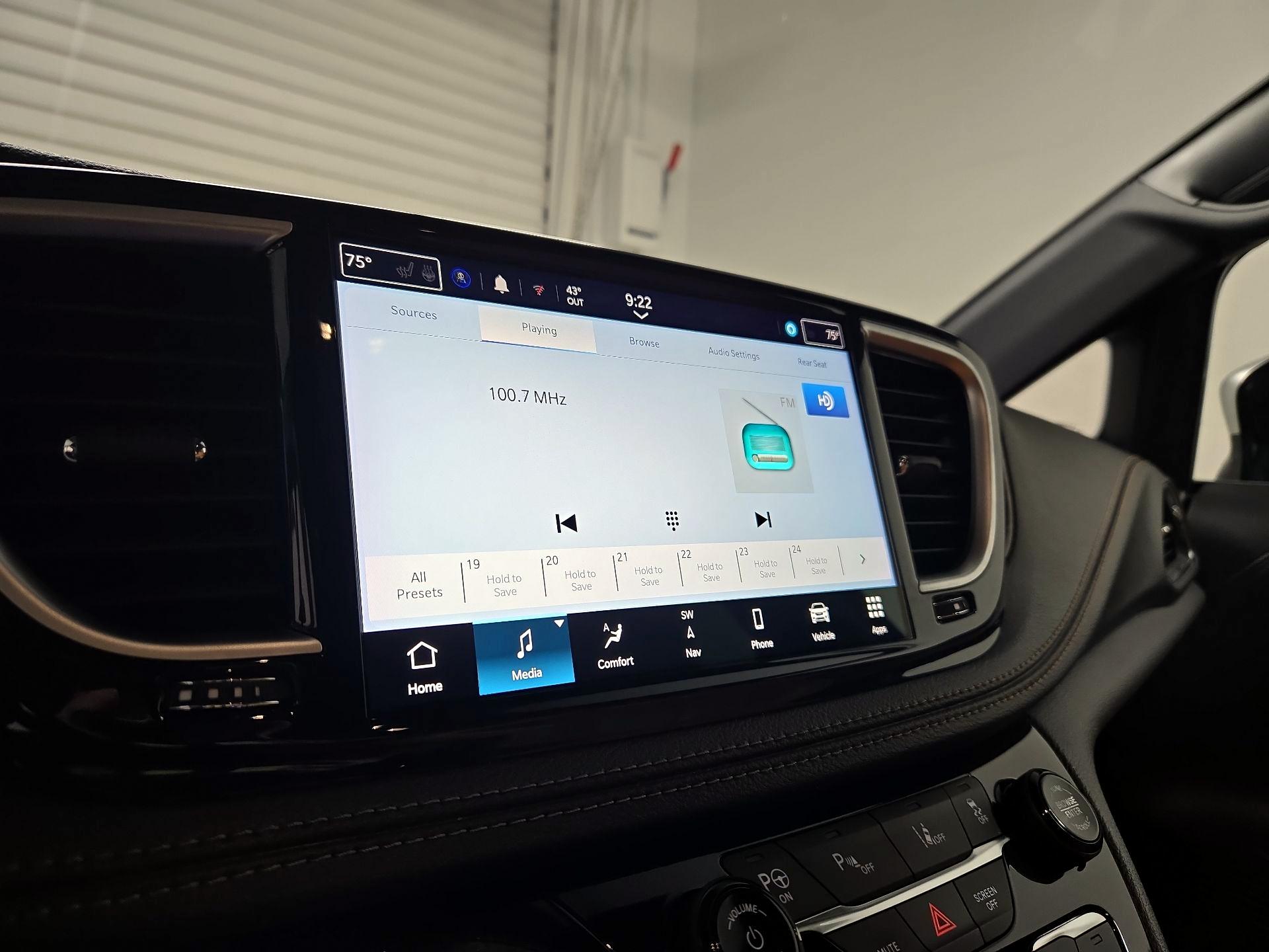 Thumbnail: 2023 Chrysler Pacifica - 16