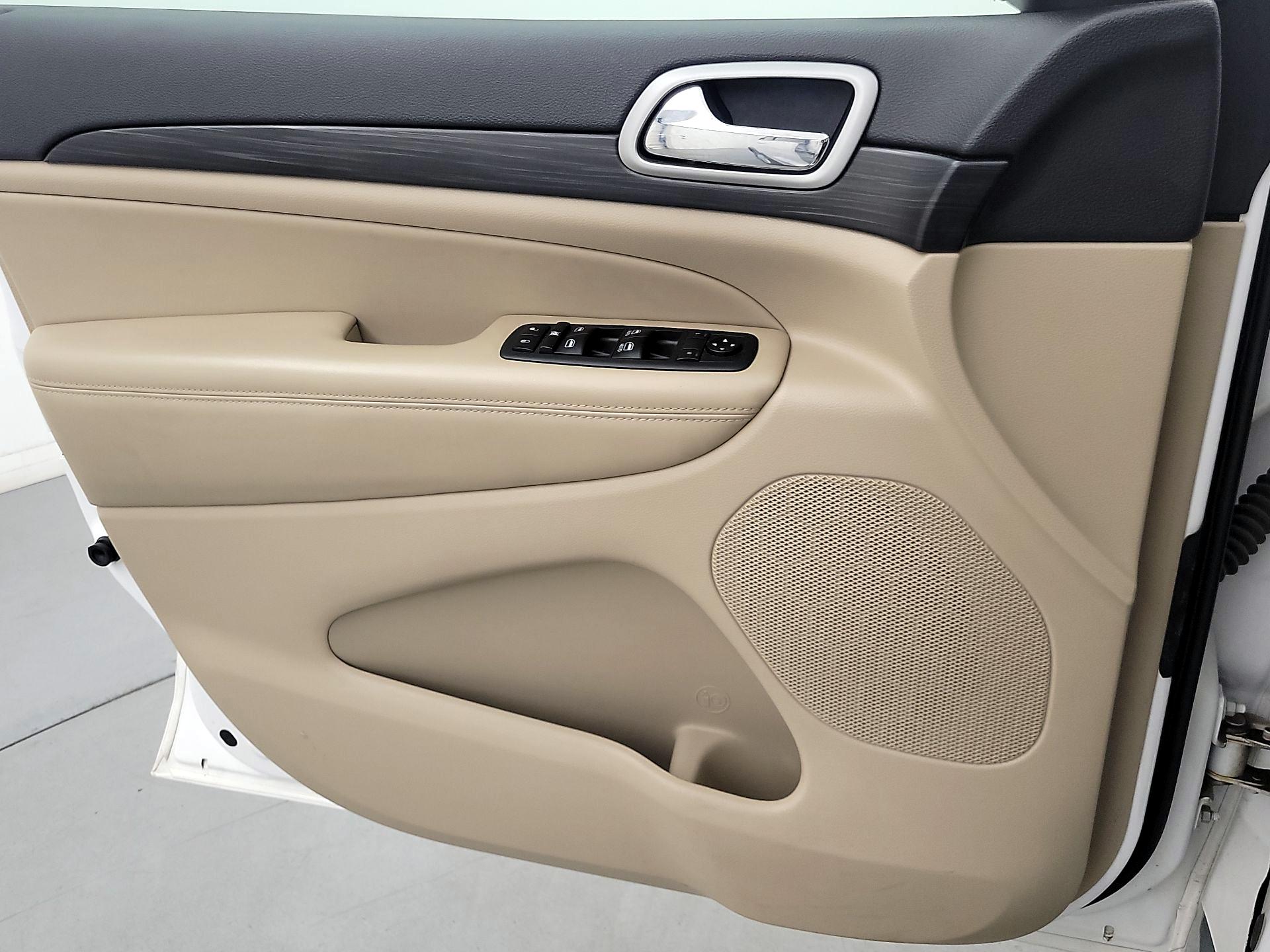 Thumbnail: 2020 Jeep Grand Cherokee - 12