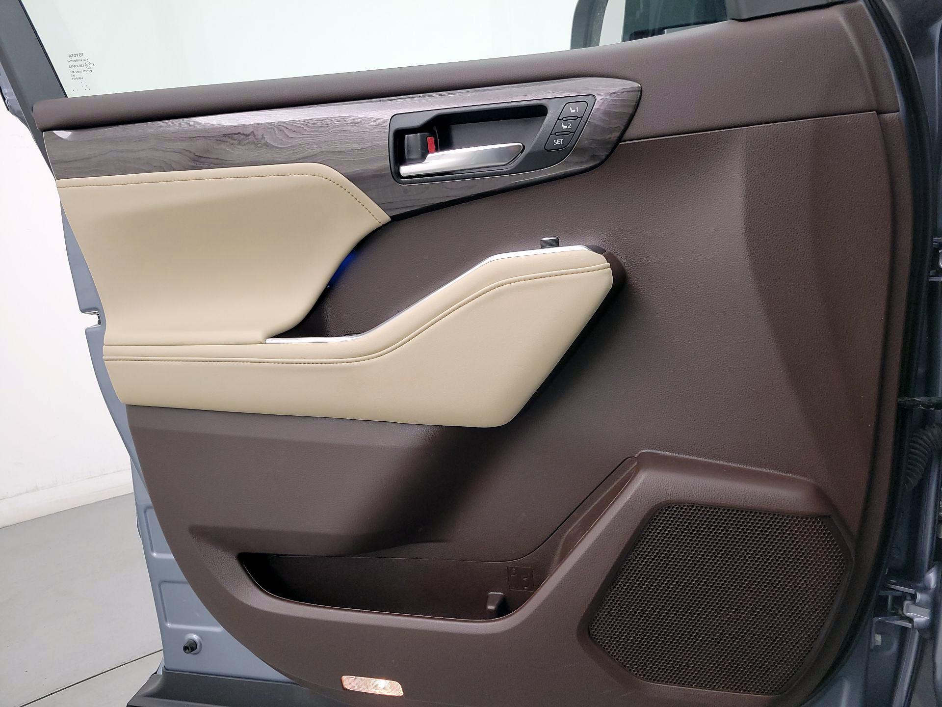 Thumbnail: 2022 Toyota Highlander - 12