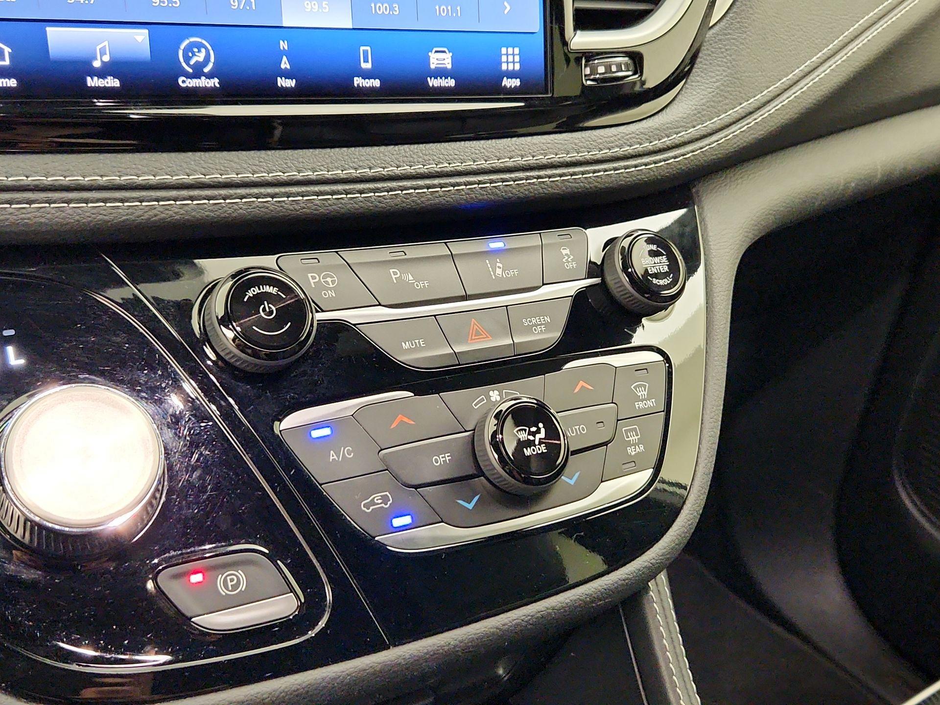 Thumbnail: 2023 Chrysler Pacifica - 17