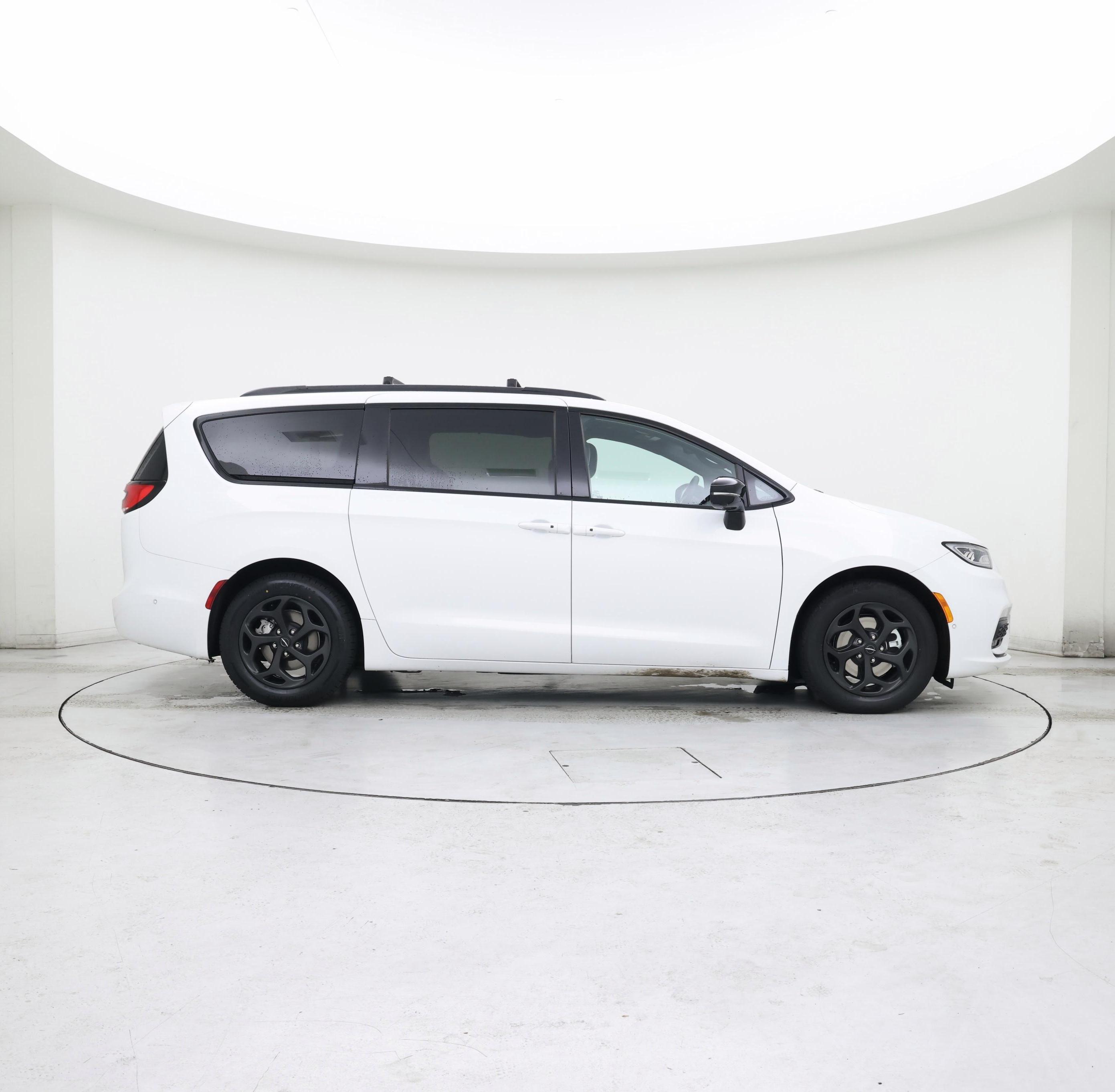 Thumbnail: 2023 Chrysler Pacifica - 7