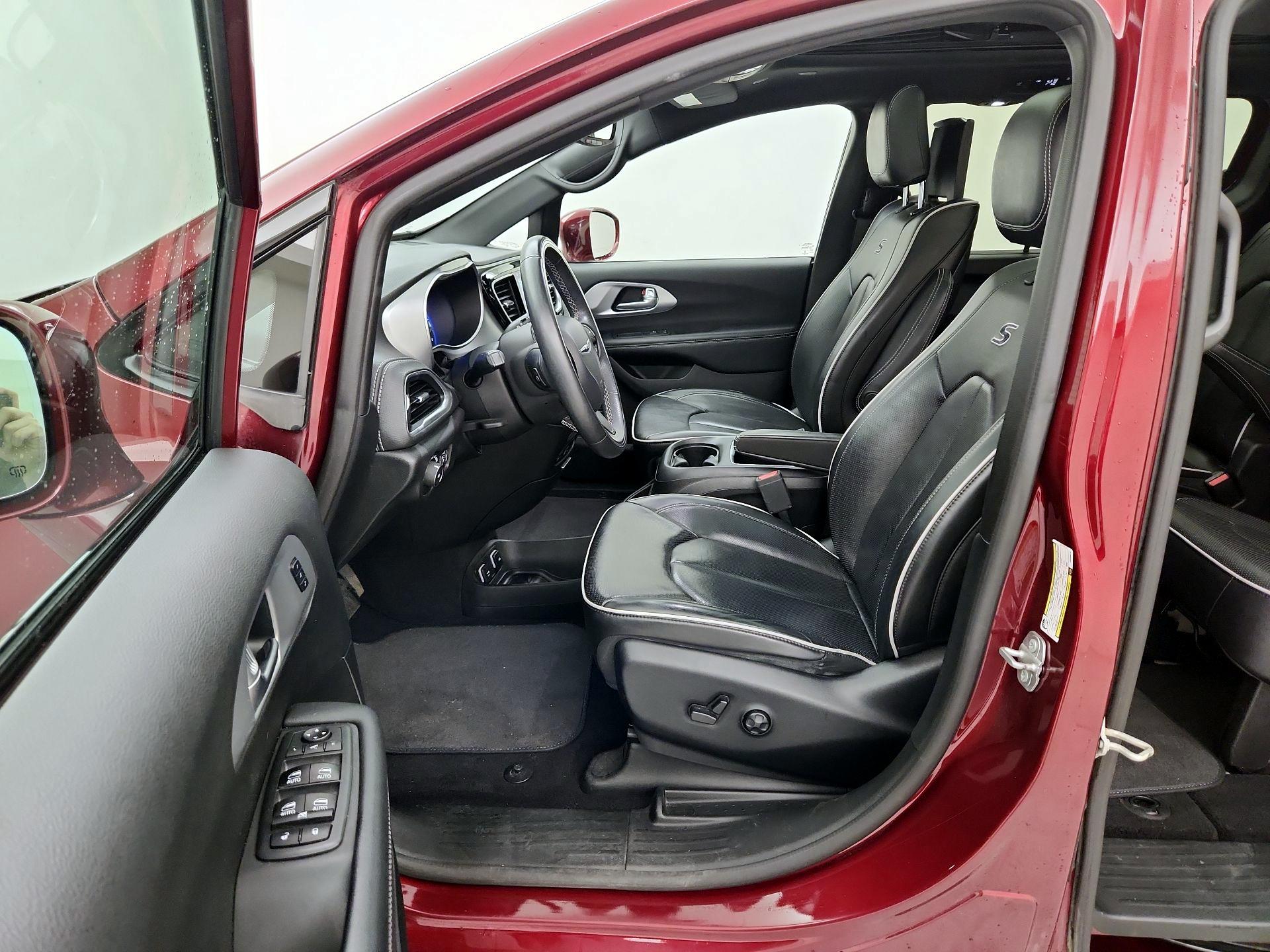 Thumbnail: 2018 Chrysler Pacifica - 11