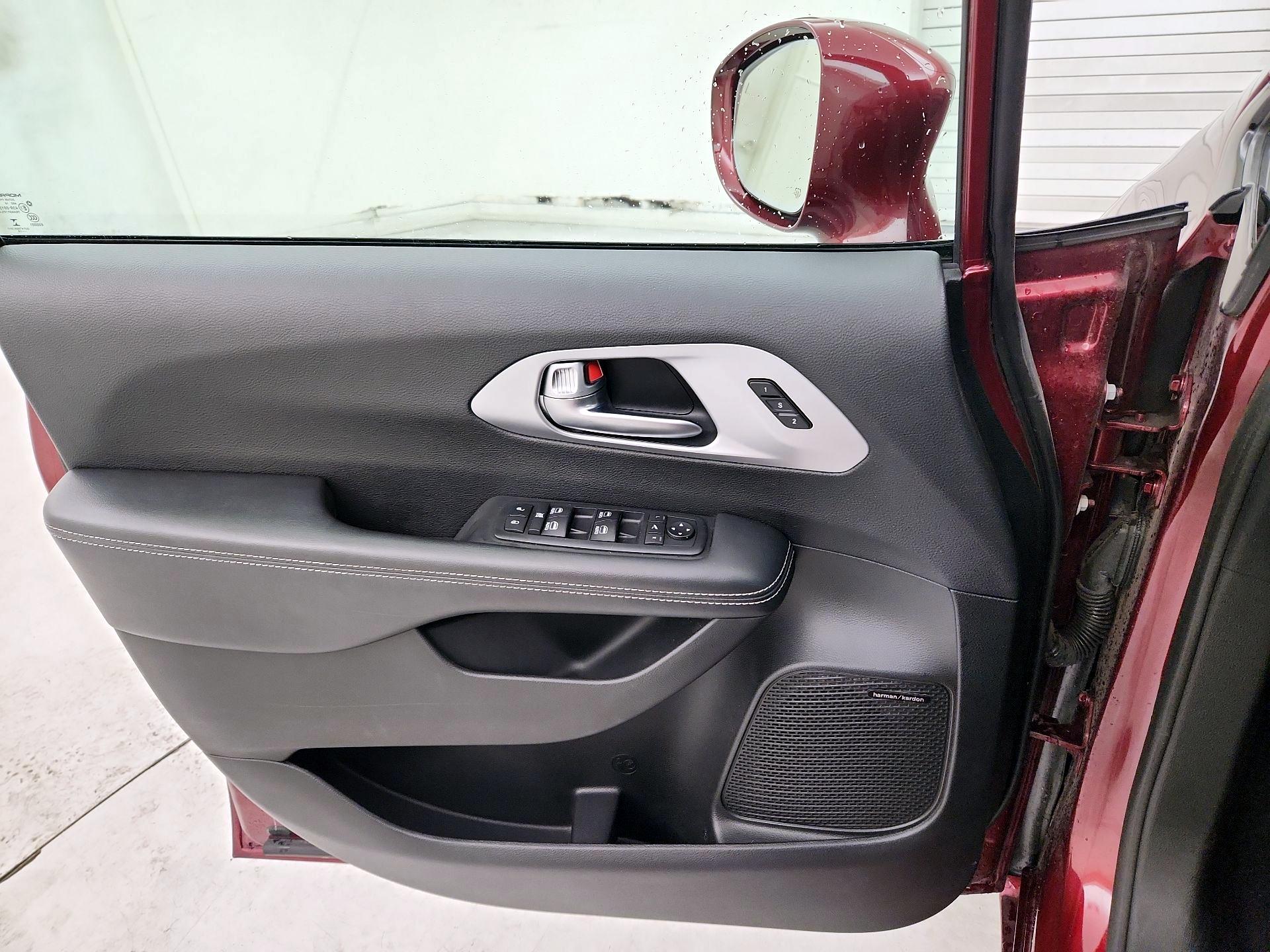 Thumbnail: 2018 Chrysler Pacifica - 12