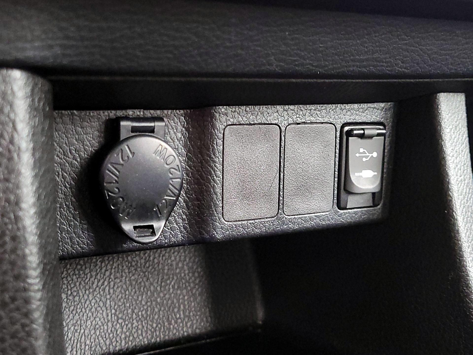 Thumbnail: 2015 Toyota Corolla - 18