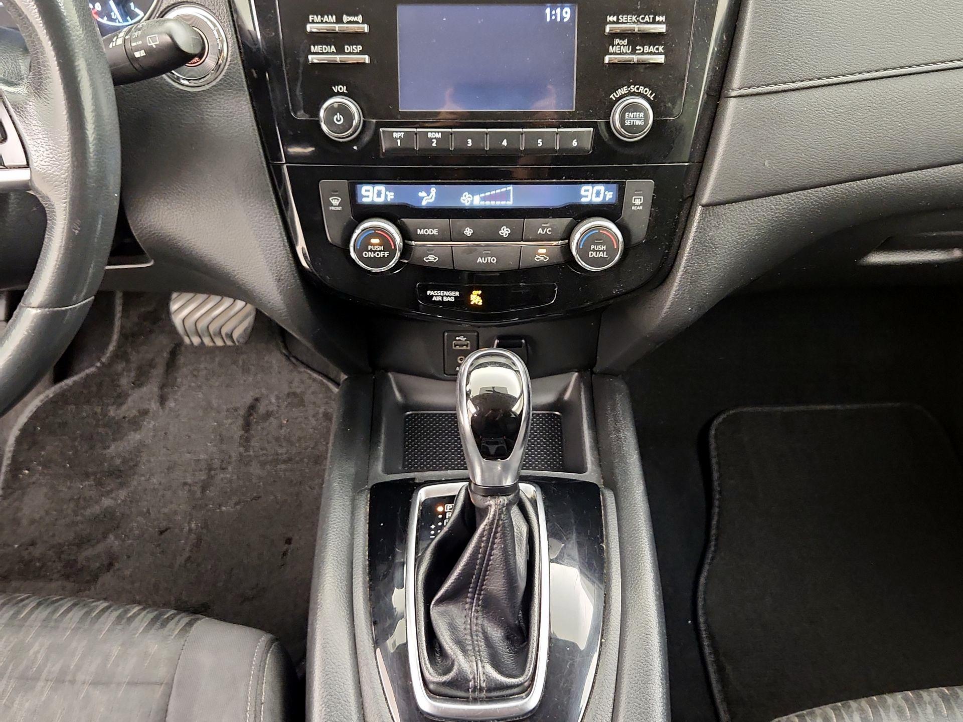 Thumbnail: 2017 Nissan Rogue - 17