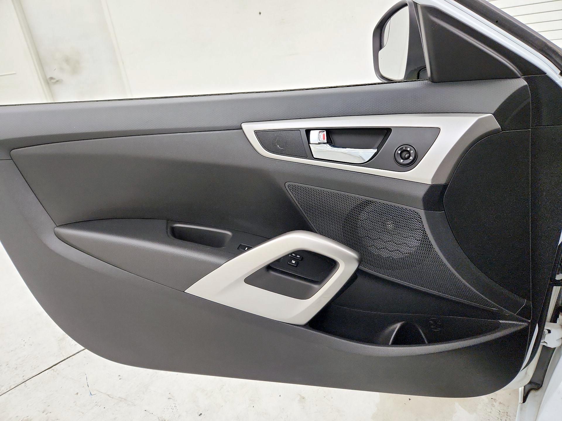 Thumbnail: 2016 Hyundai Veloster - 12