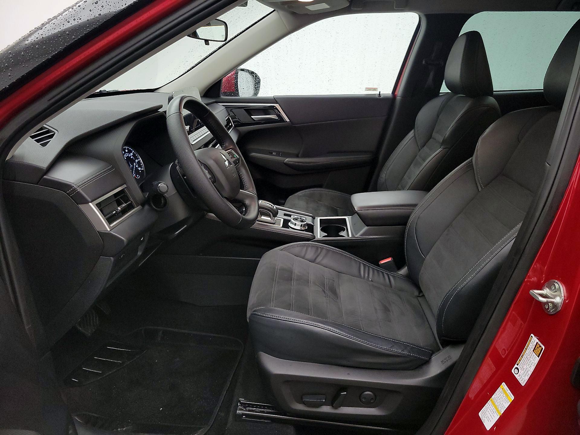 Thumbnail: 2023 Mitsubishi Outlander - 11