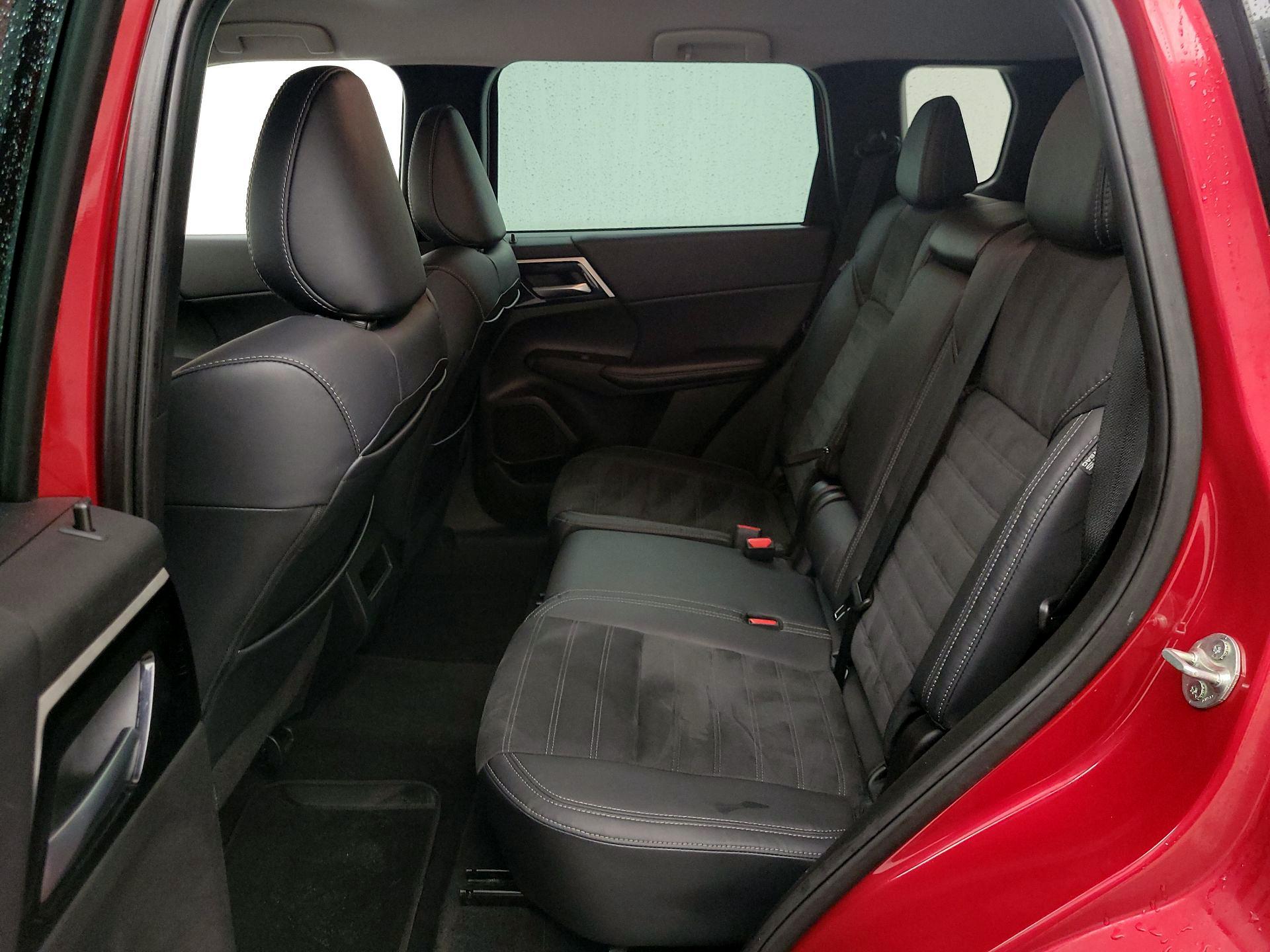 Thumbnail: 2023 Mitsubishi Outlander - 20