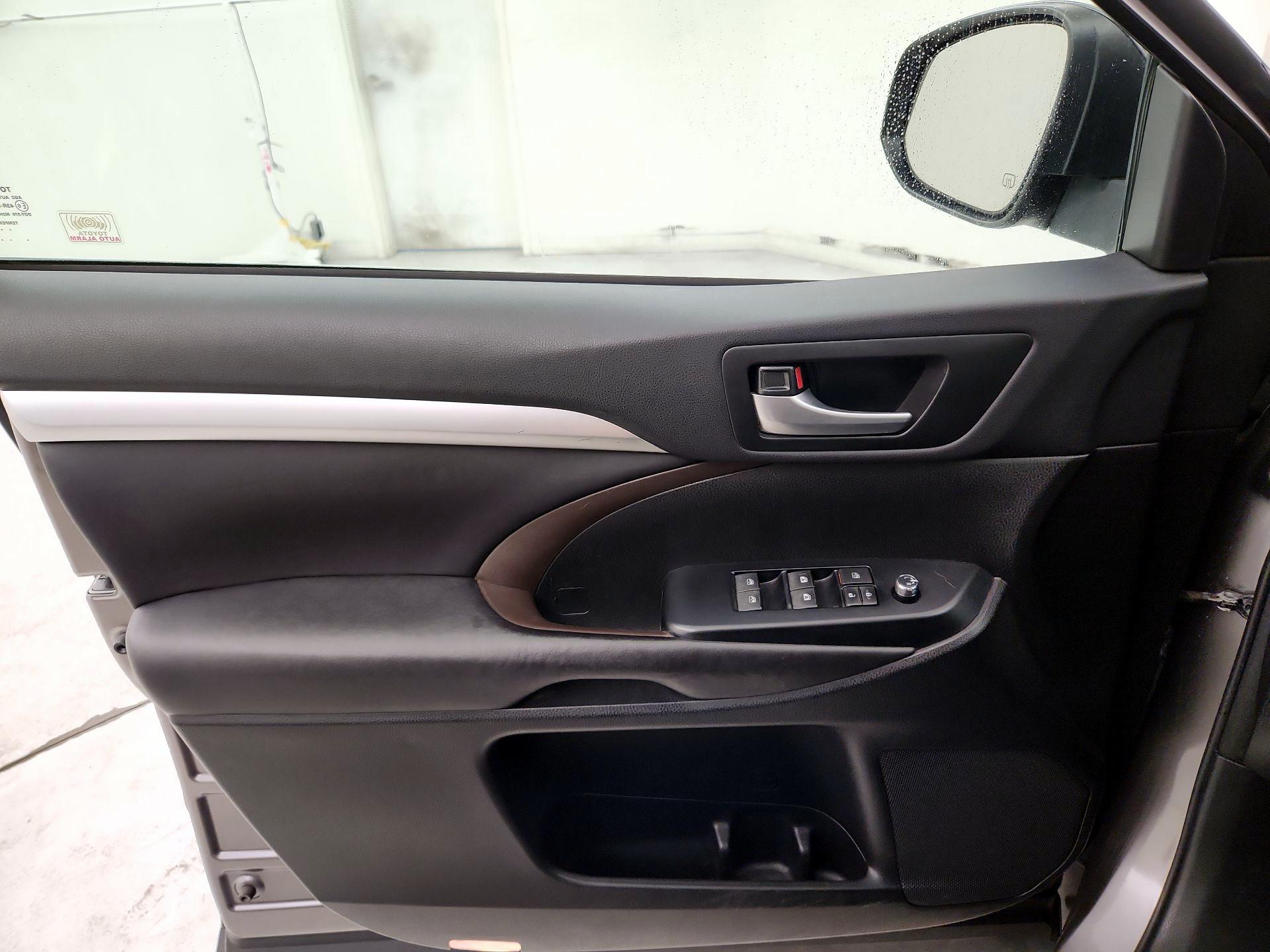 Thumbnail: 2016 Toyota Highlander - 12