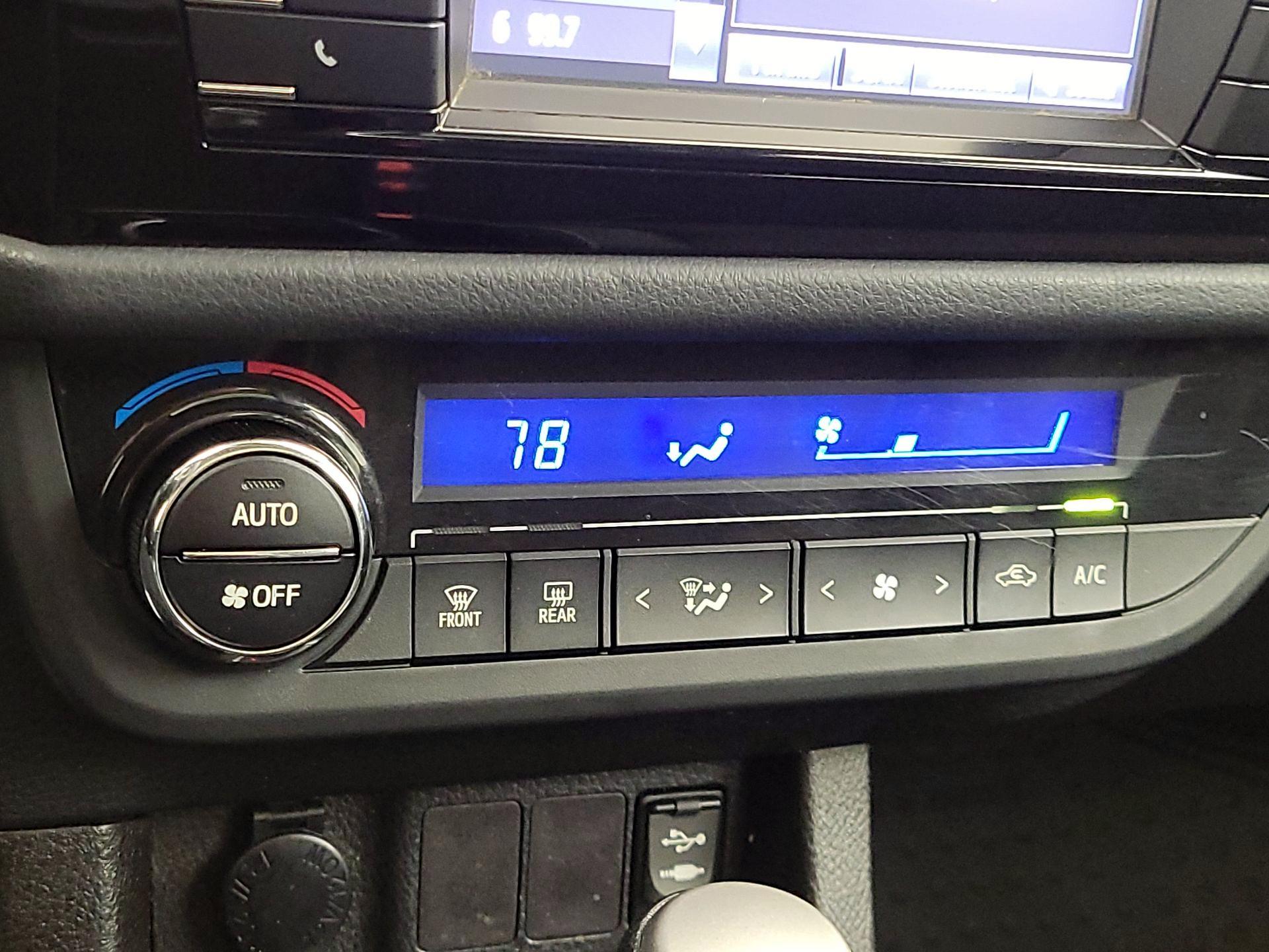 Thumbnail: 2014 Toyota Corolla - 16