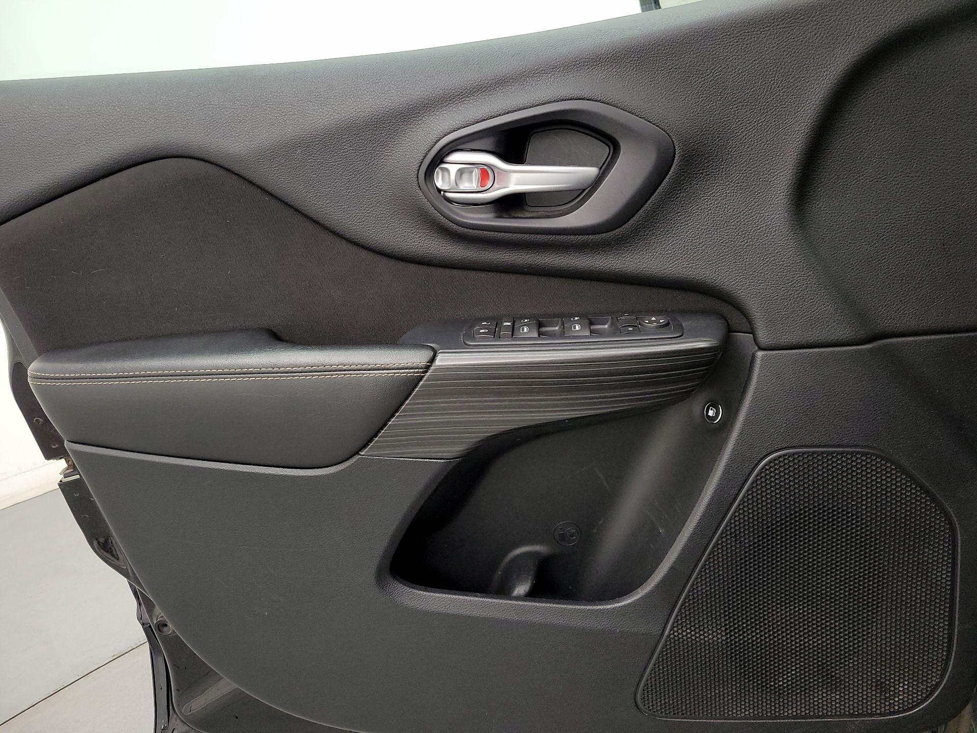 Thumbnail: 2016 Jeep Cherokee - 12