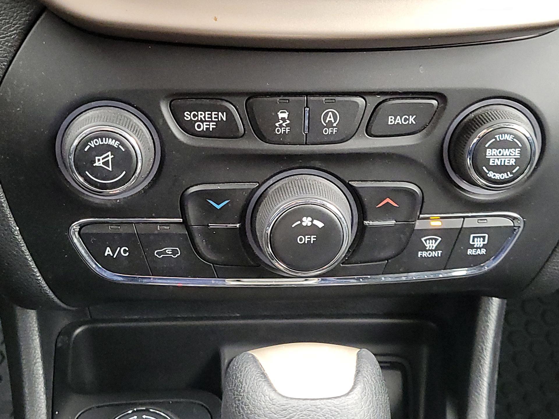 Thumbnail: 2016 Jeep Cherokee - 16