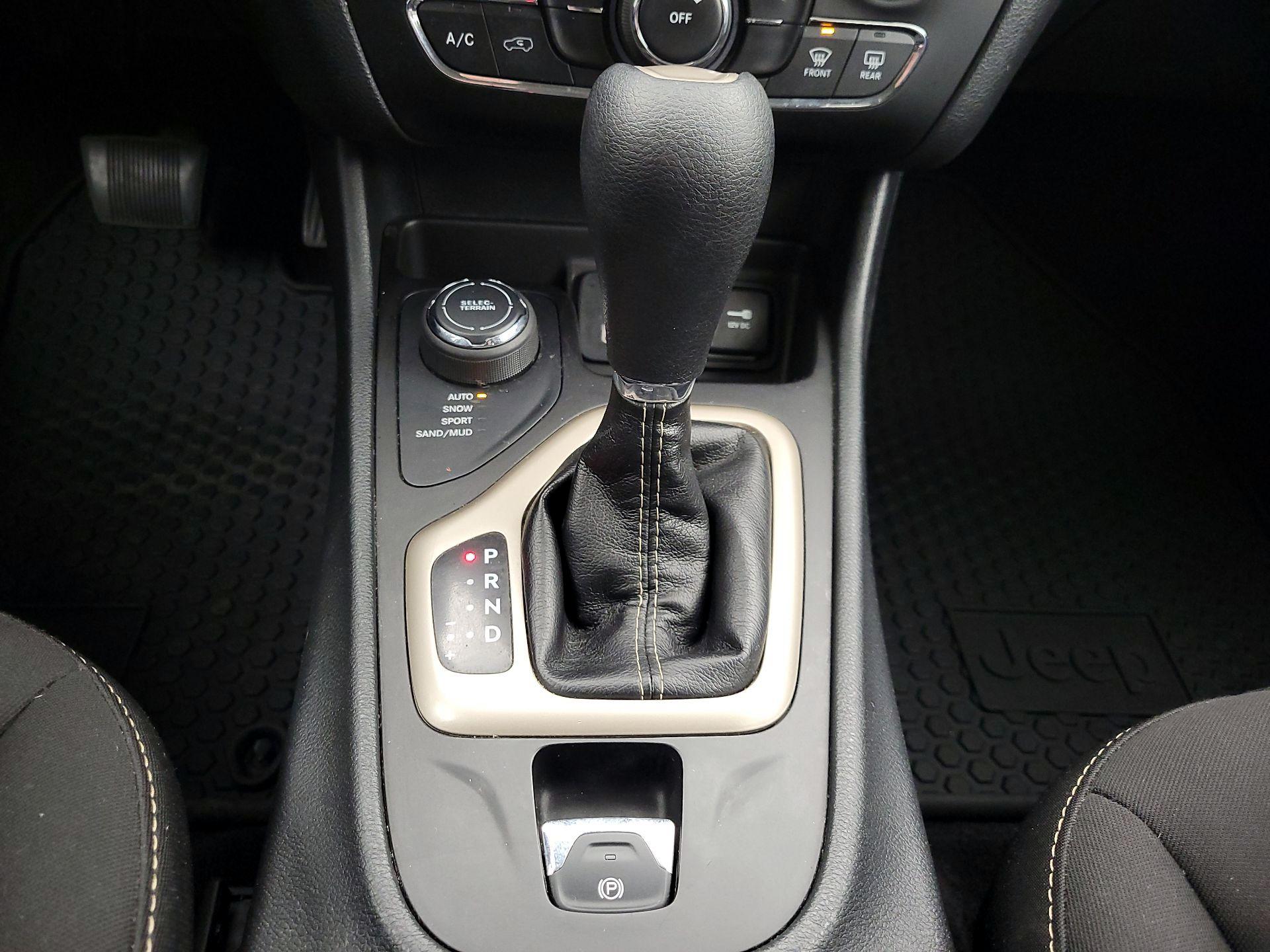 Thumbnail: 2016 Jeep Cherokee - 17