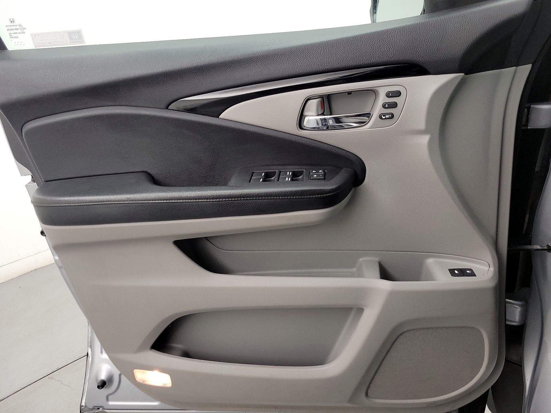 Thumbnail: 2019 Honda Pilot - 12