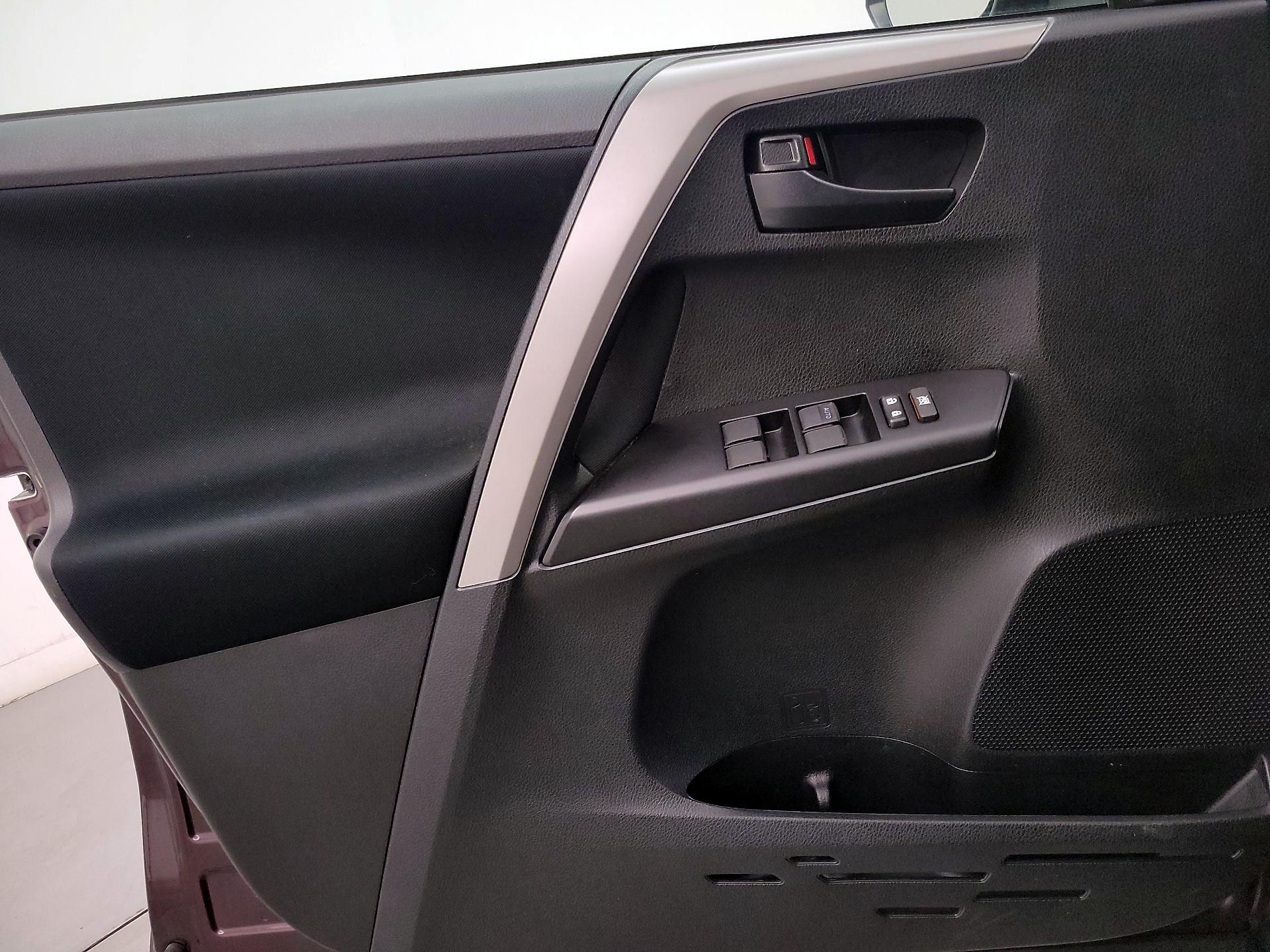 Thumbnail: 2018 Toyota RAV4 - 12