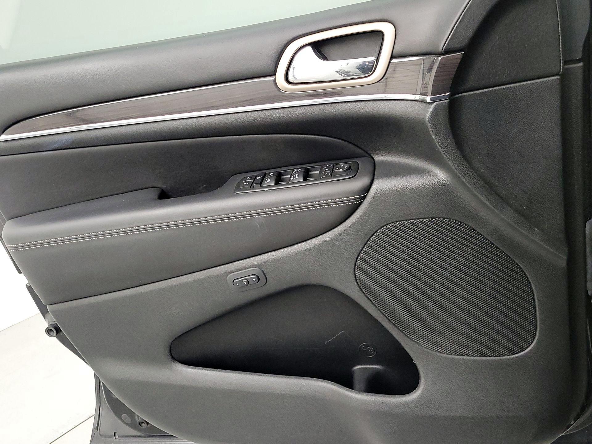 Thumbnail: 2015 Jeep Grand Cherokee - 12