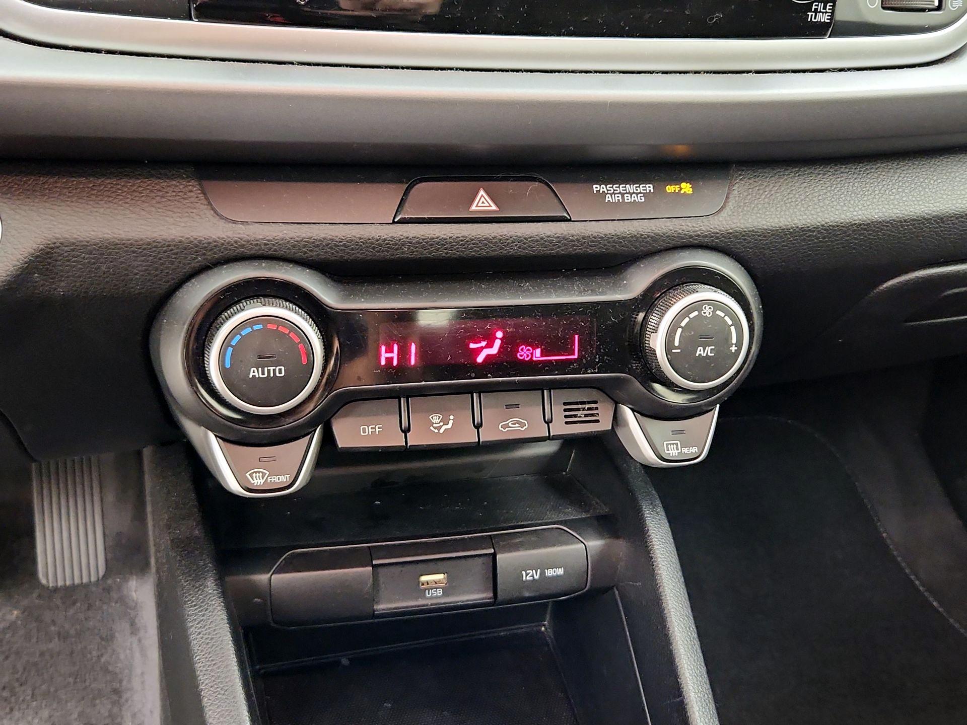 Thumbnail: 2022 Kia Rio - 16