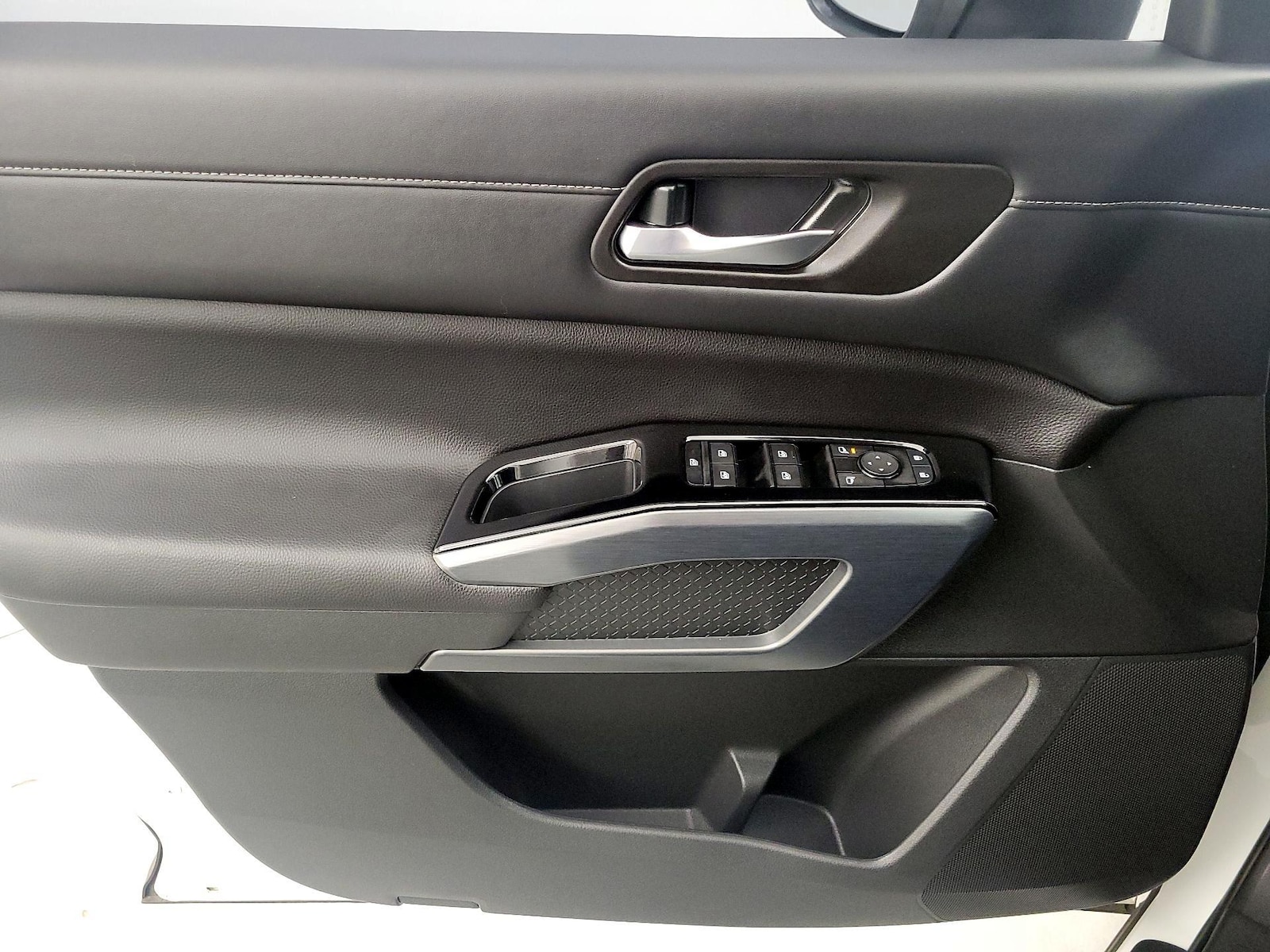 2024 Nissan Pathfinder SL - Photo 13