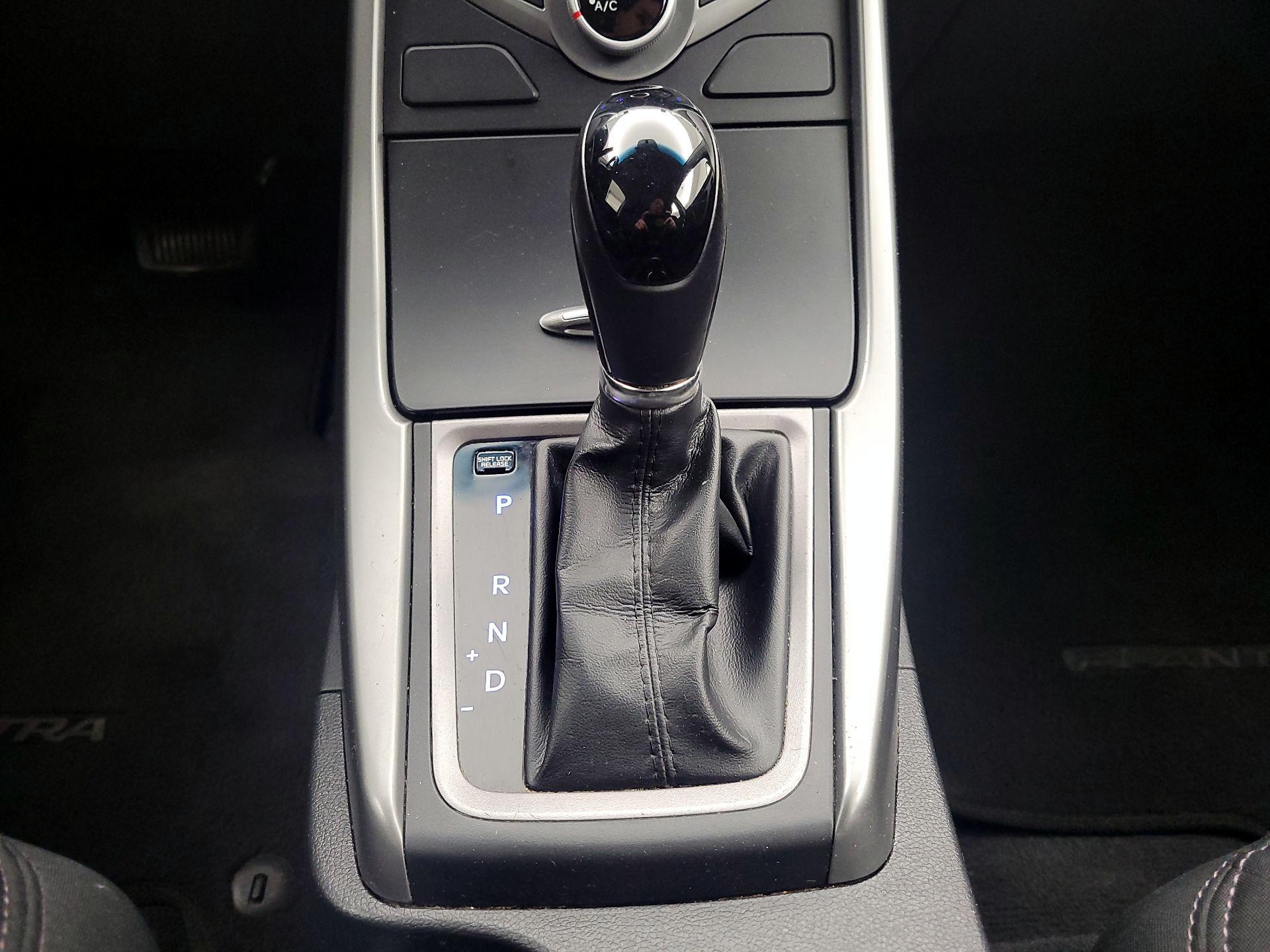 Thumbnail: 2015 Hyundai Elantra - 17