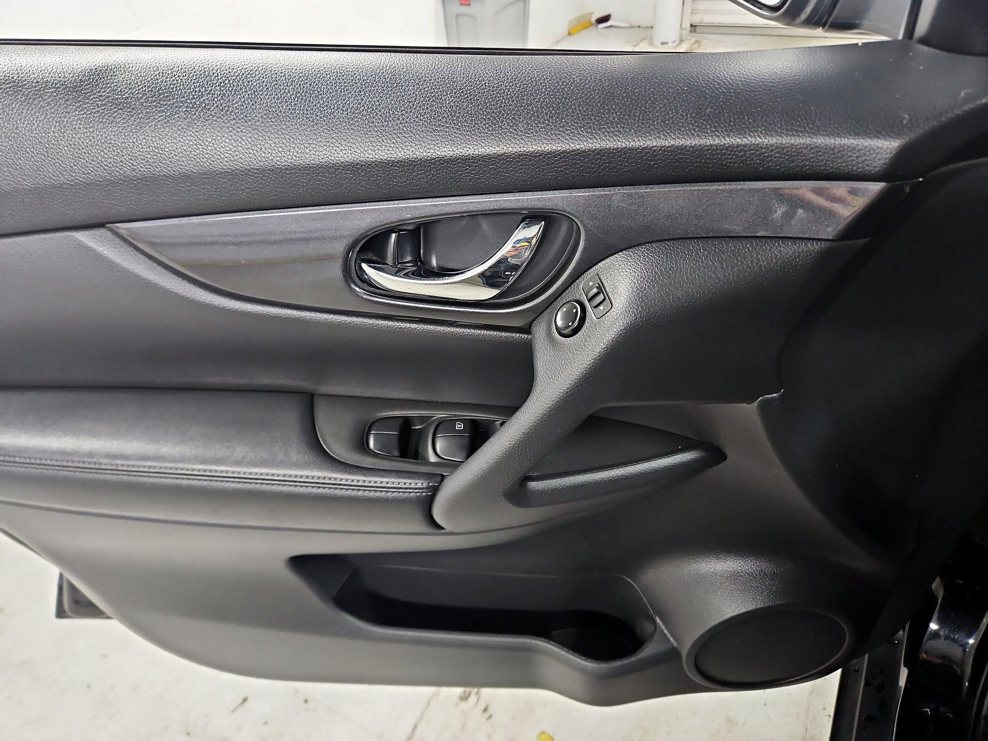 Thumbnail: 2020 Nissan Rogue - 12