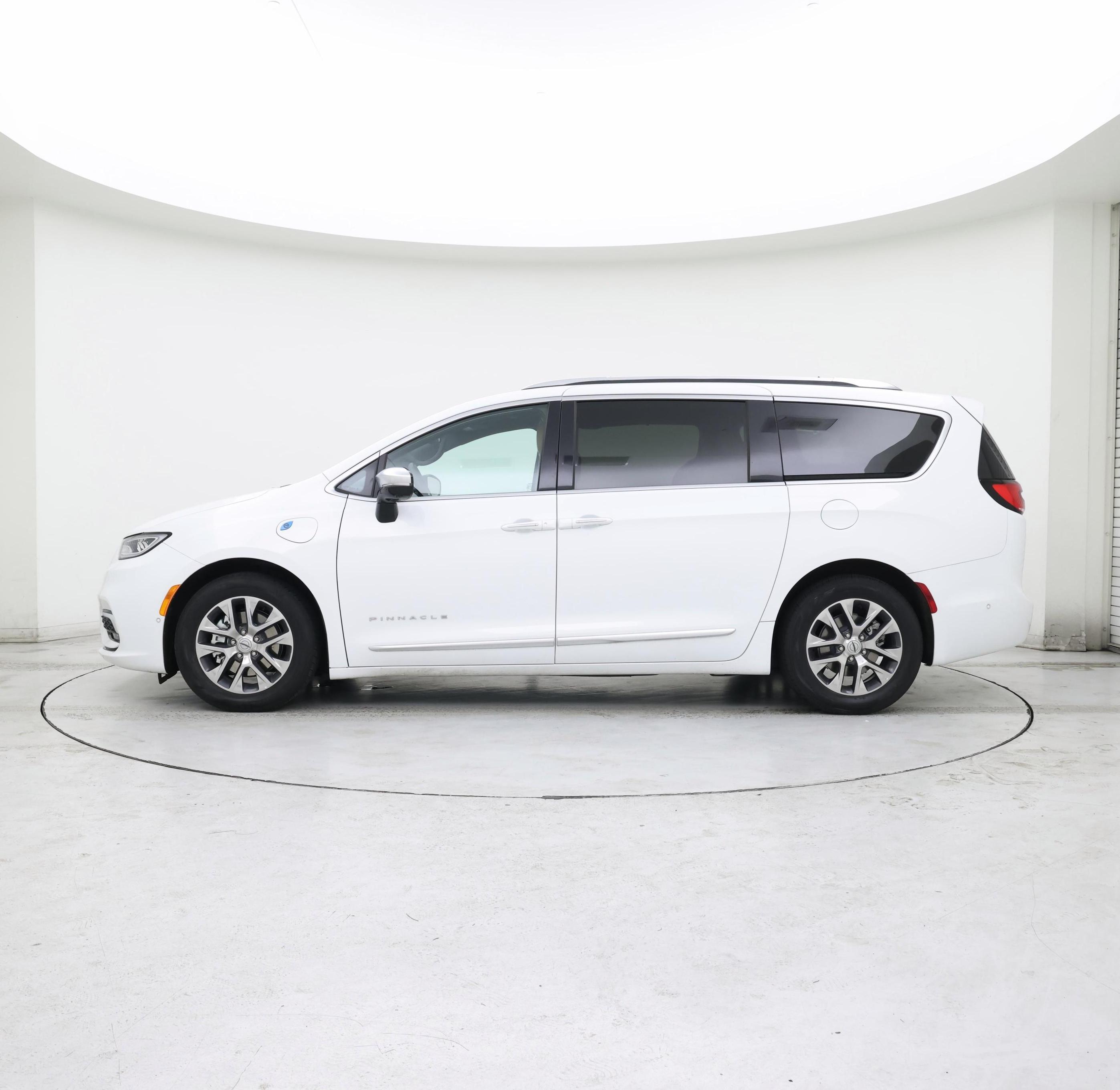 Thumbnail: 2023 Chrysler Pacifica - 3