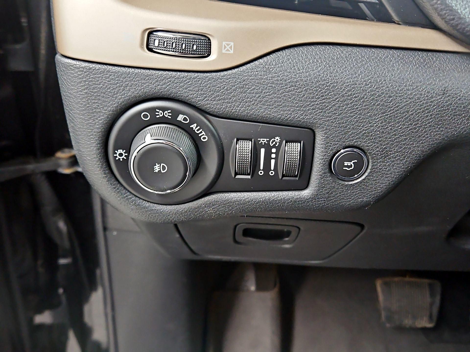 Thumbnail: 2015 Jeep Cherokee - 13