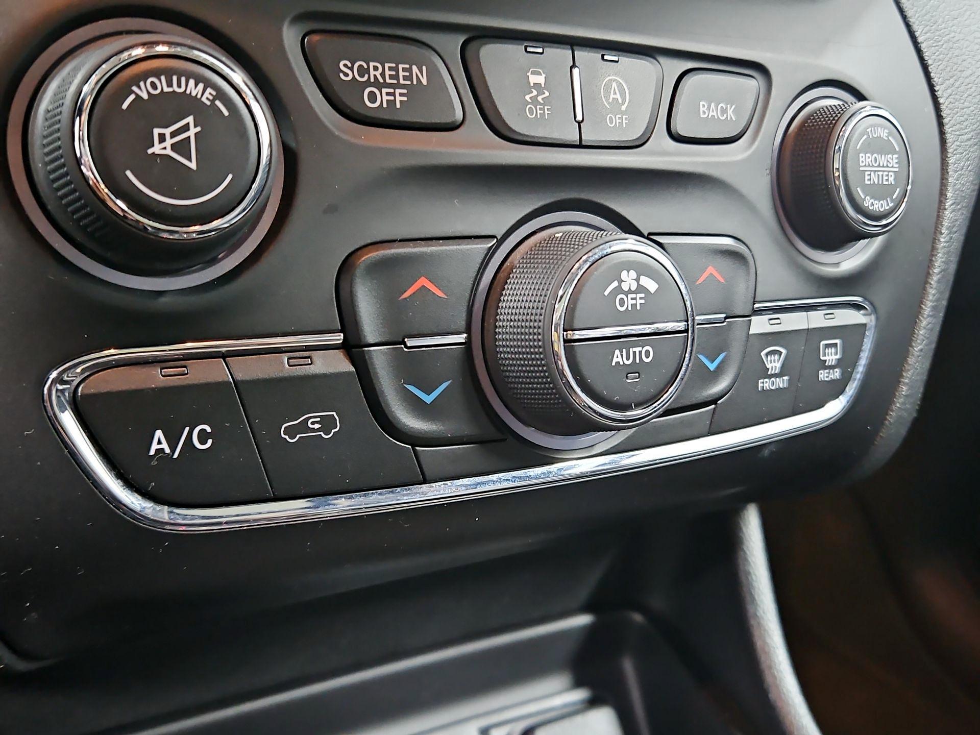 Thumbnail: 2015 Jeep Cherokee - 17