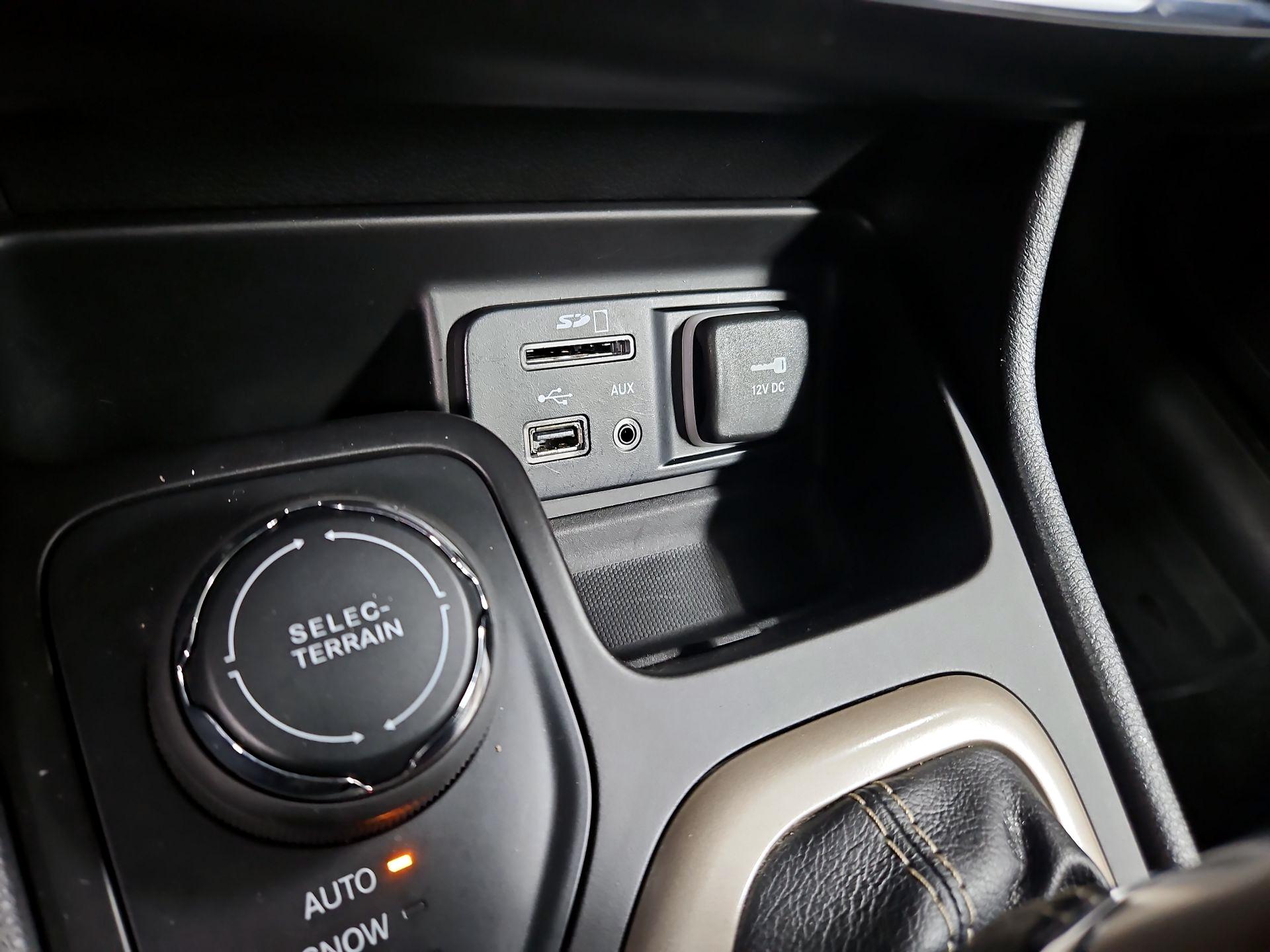 Thumbnail: 2015 Jeep Cherokee - 19