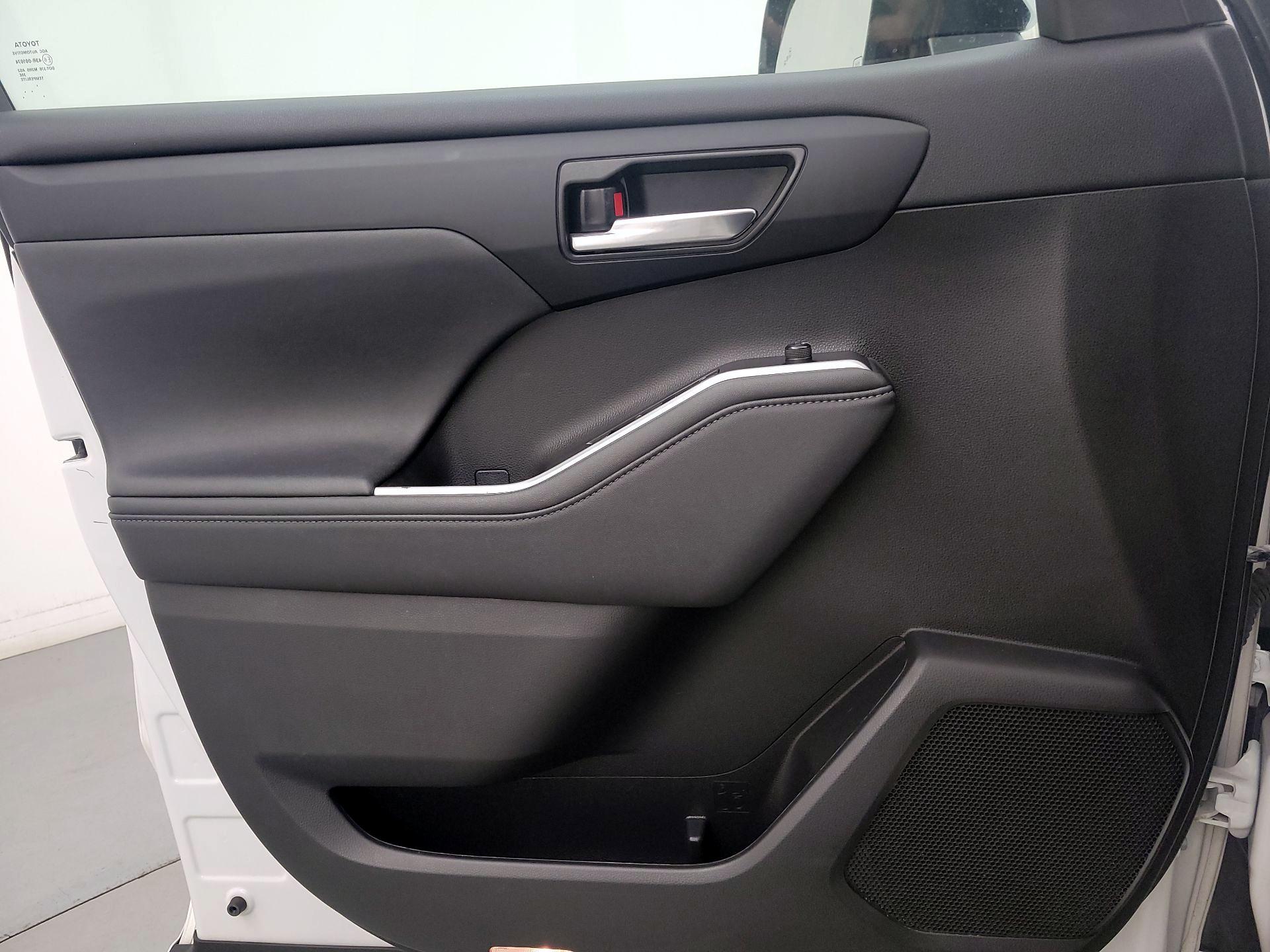 Thumbnail: 2023 Toyota Highlander - 12