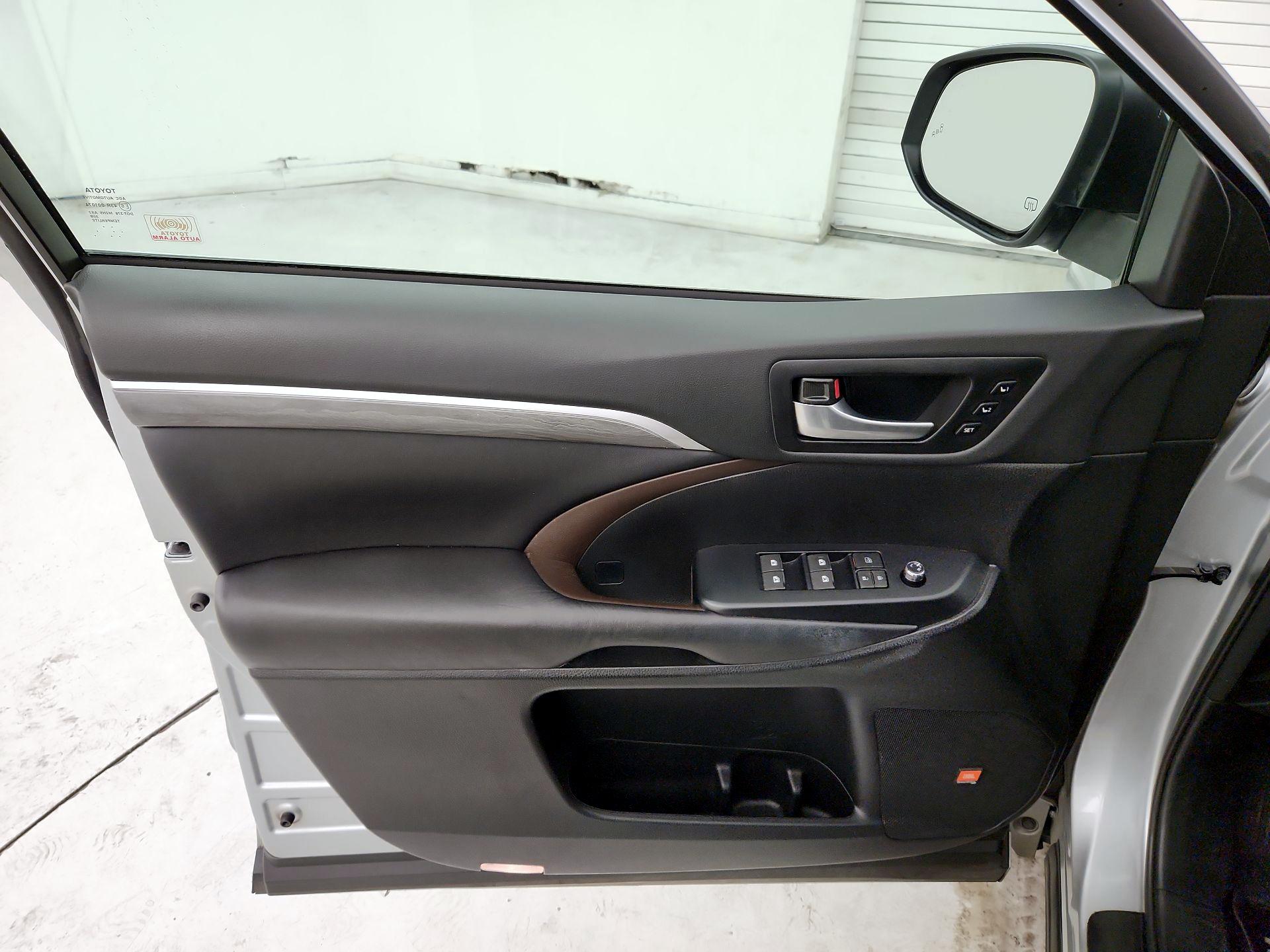 Thumbnail: 2017 Toyota Highlander - 12